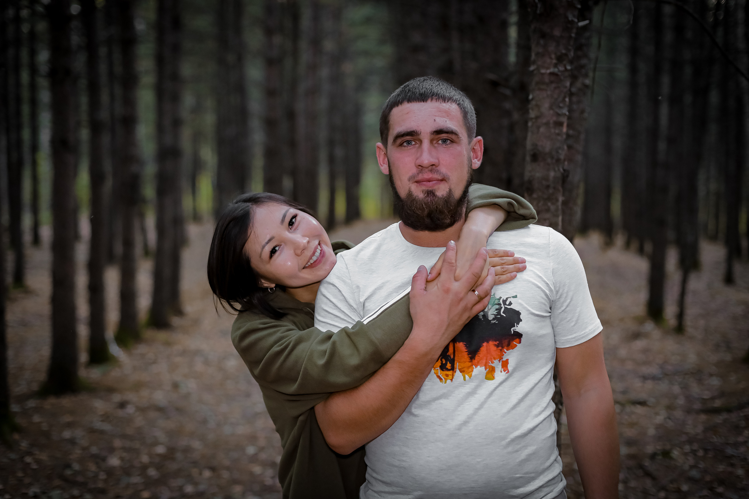 Оля и Артем в сосновом лесу. Фотограф г. Хабаровск. Семейные и индивидуальные съёмки