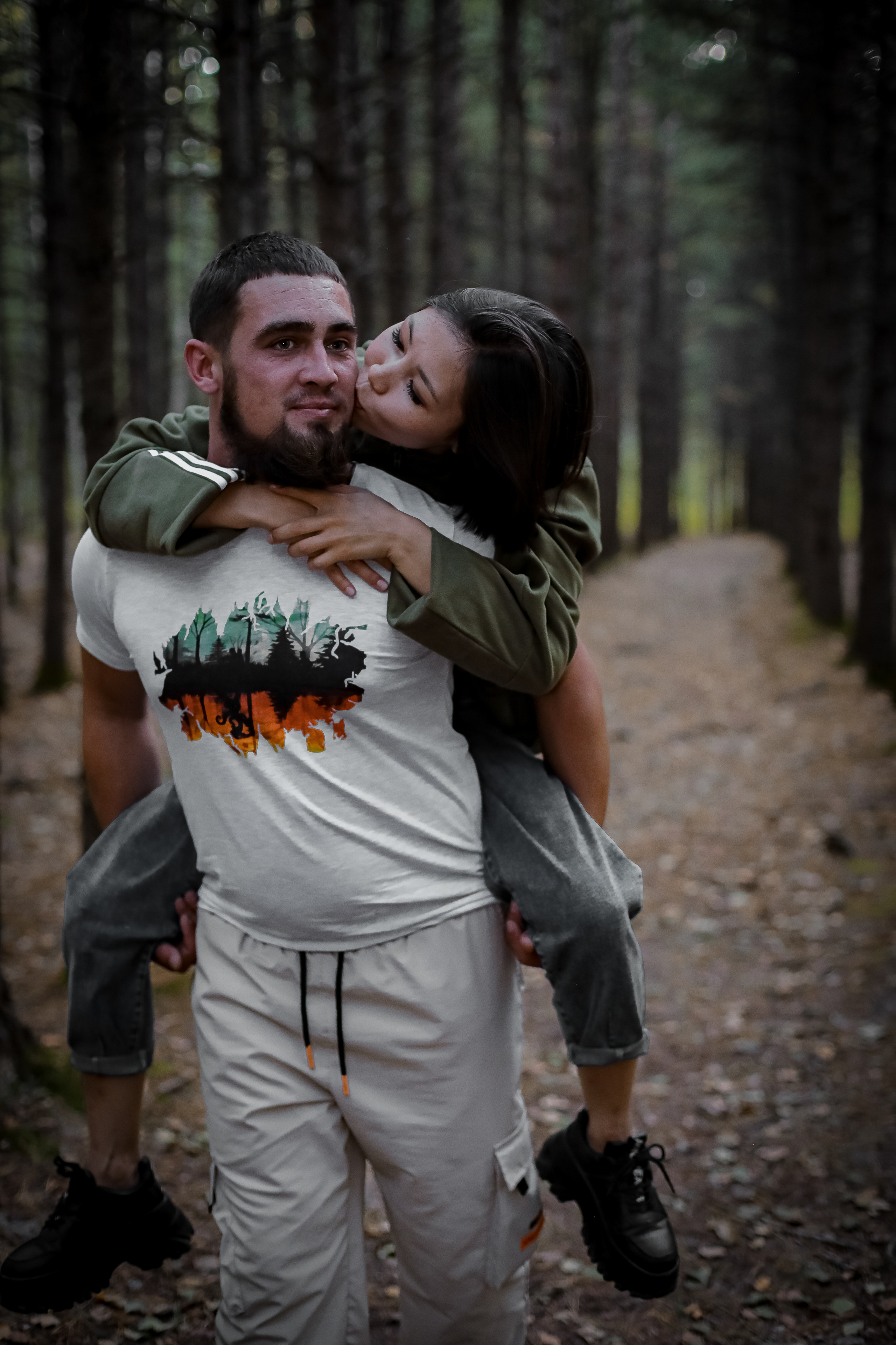 Оля и Артем в сосновом лесу. Фотограф г. Хабаровск. Семейные и индивидуальные съёмки