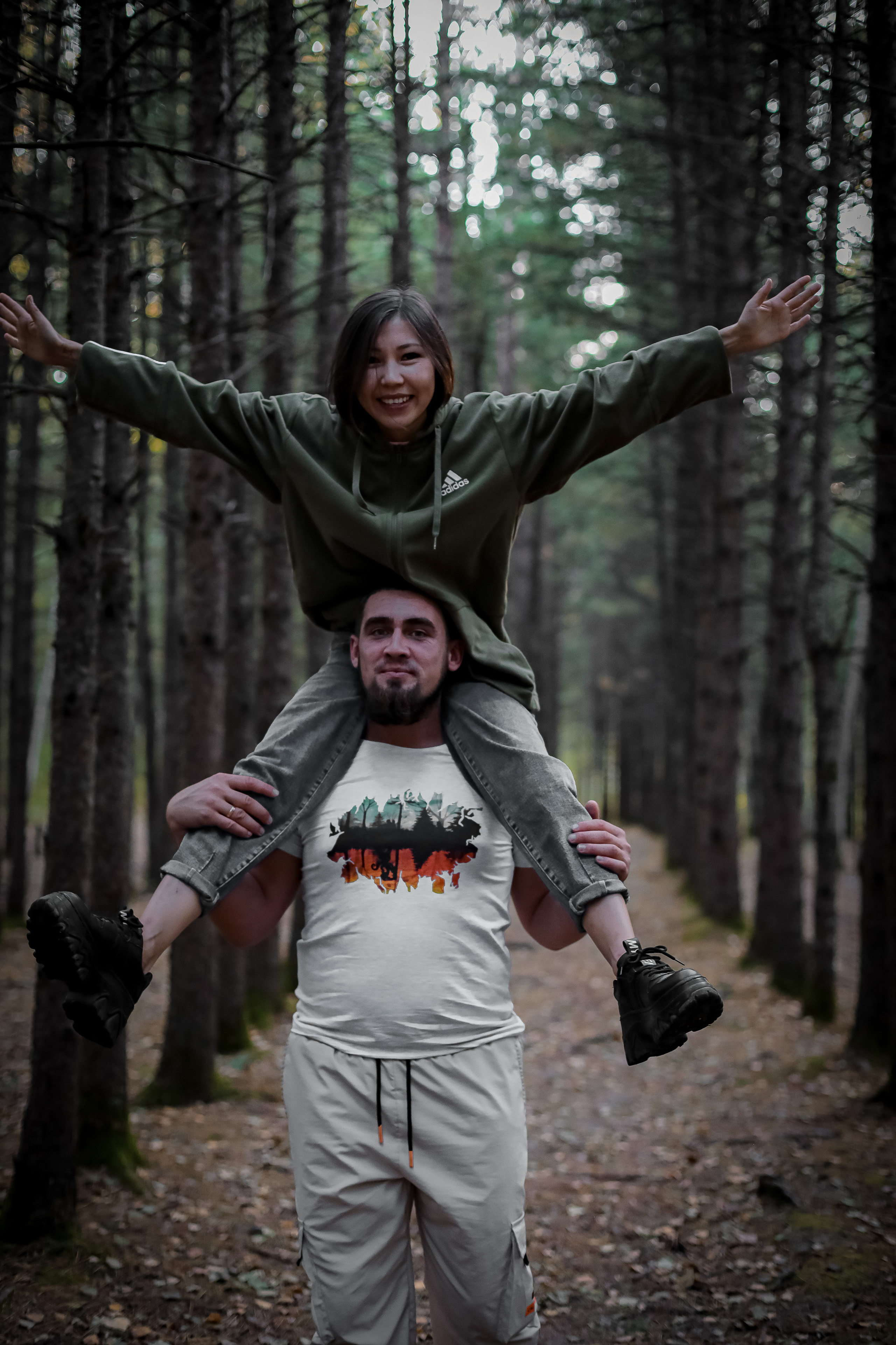 Оля и Артем в сосновом лесу. Фотограф г. Хабаровск. Семейные и индивидуальные съёмки