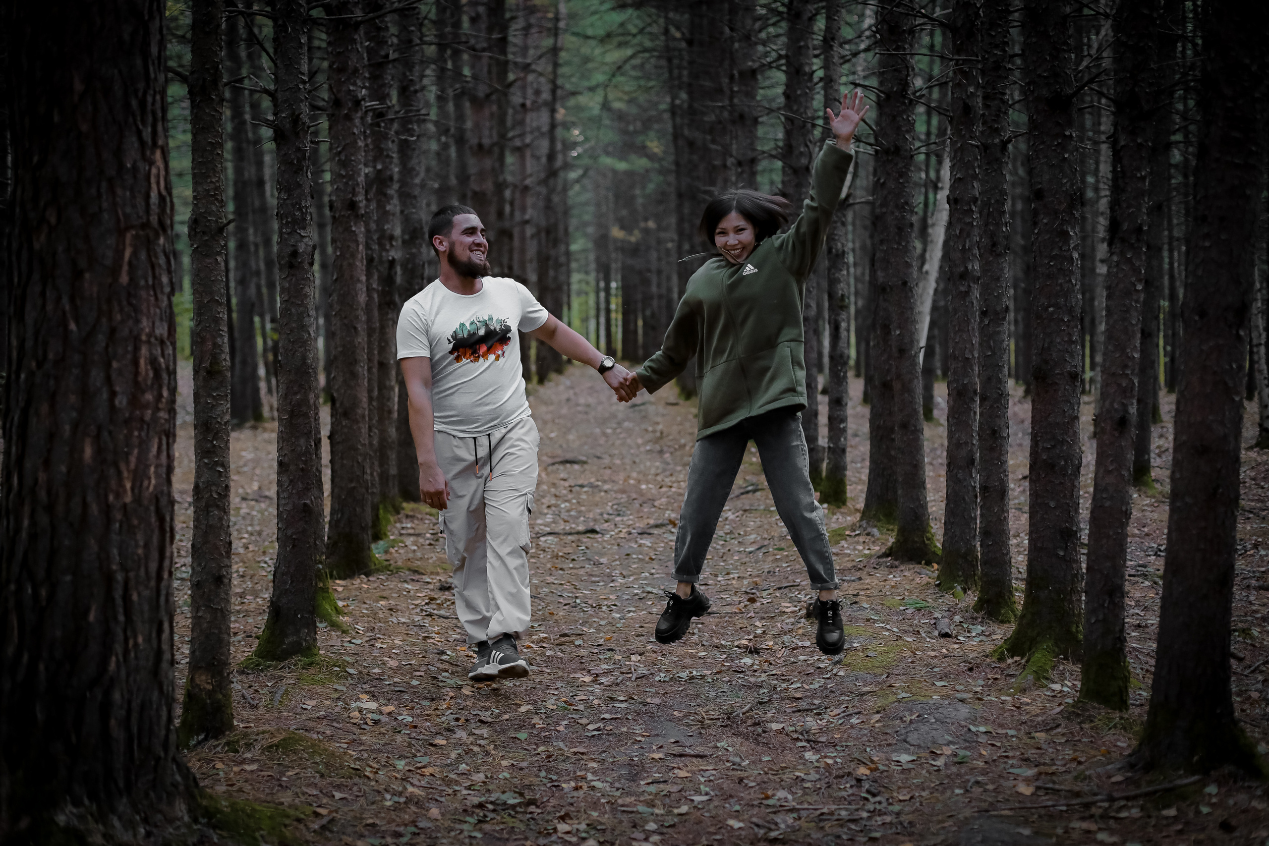 Оля и Артем в сосновом лесу. Фотограф г. Хабаровск. Семейные и индивидуальные съёмки