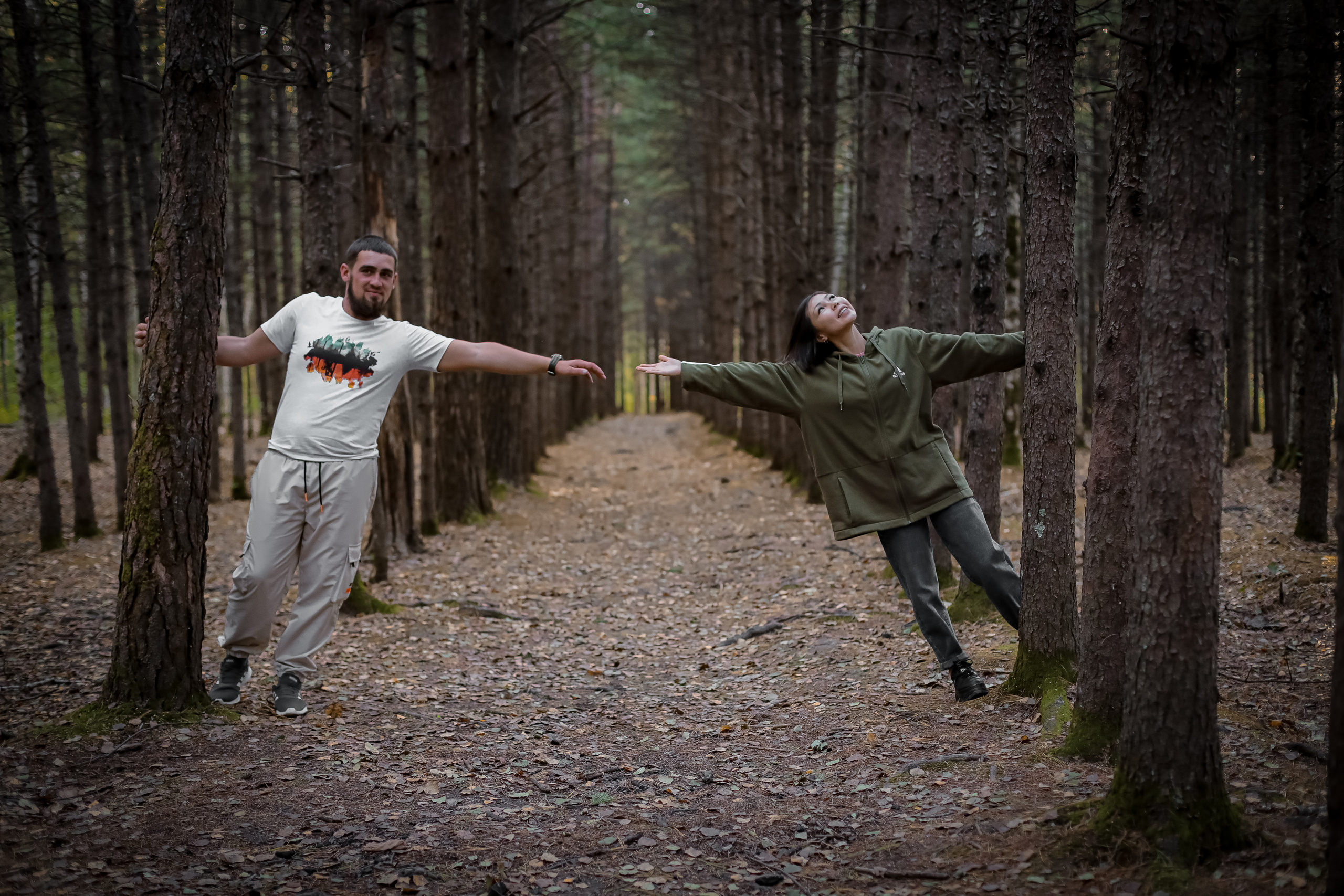 Оля и Артем в сосновом лесу. Фотограф г. Хабаровск. Семейные и индивидуальные съёмки