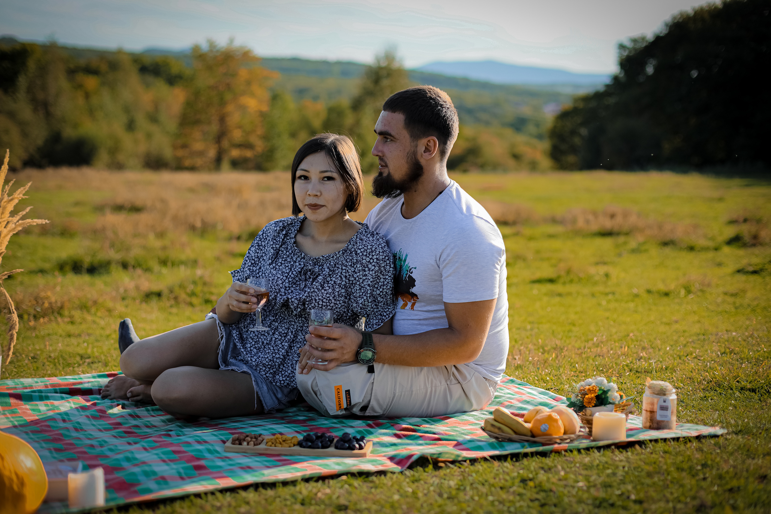 Оля и Артем в сосновом лесу. Фотограф г. Хабаровск. Семейные и индивидуальные съёмки