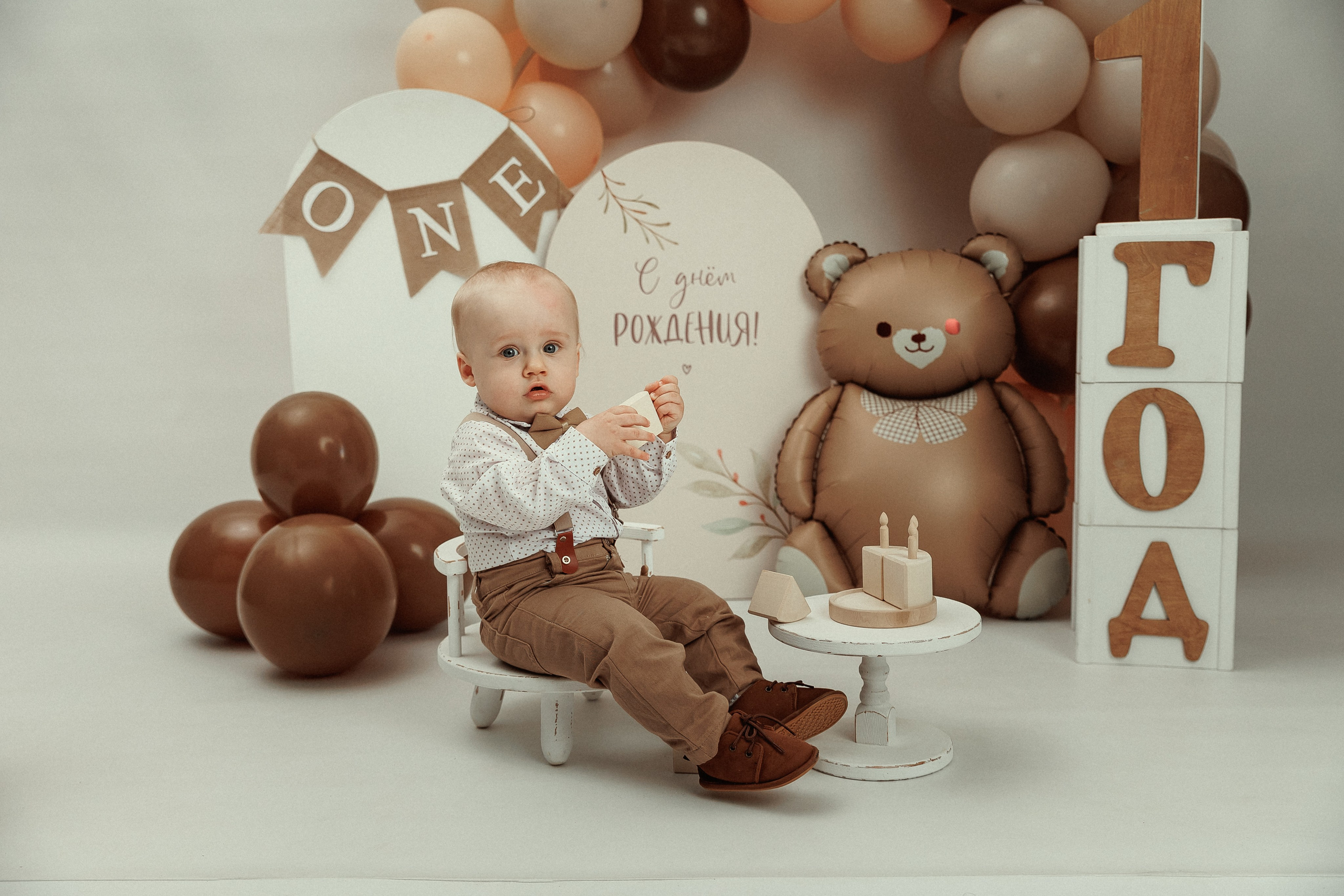 Годики. Фотосессия дней рождения в фотостудии. Детский семейный фотограф в Абинске