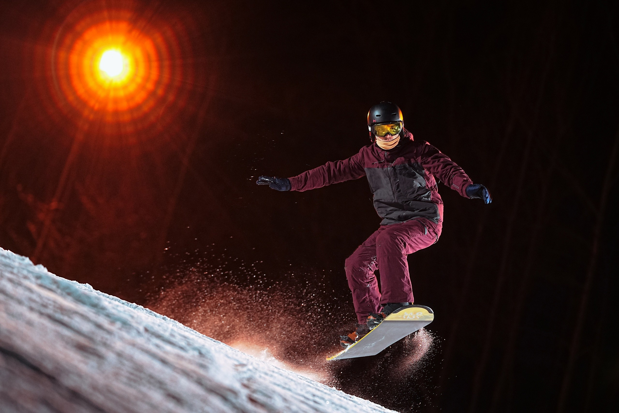 Вечерняя съёмка на склонах с использованием внешних вспышек. Фотограф Студитский Евгений