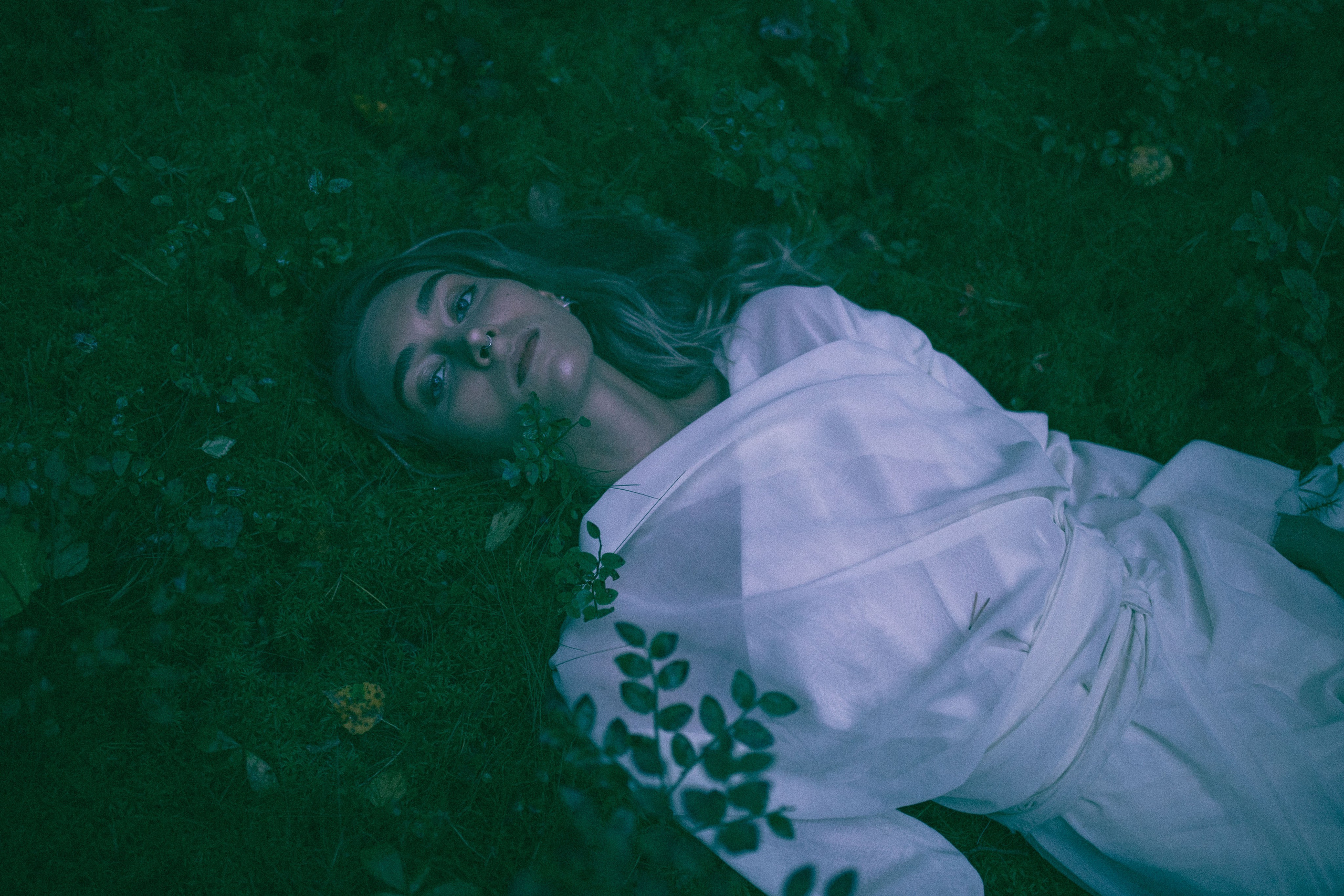 Две девушки в темном лесу