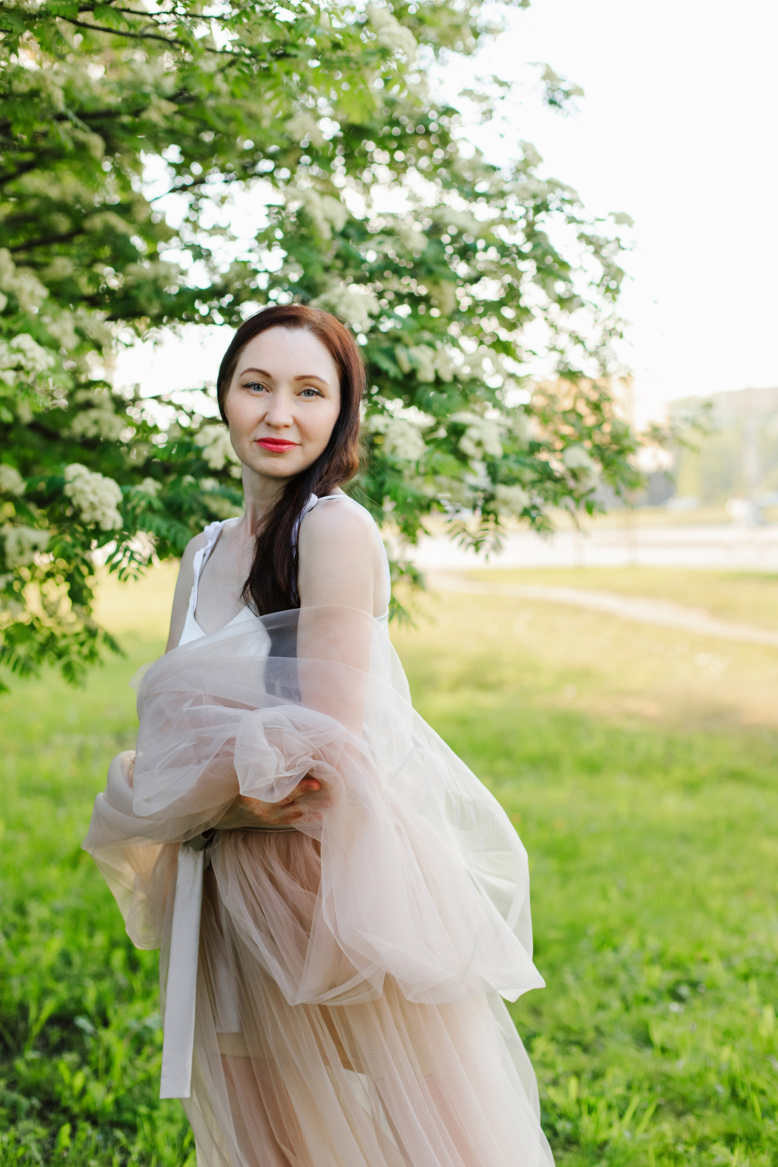 Женская фотосессия в цветении. Контентный фотограф в Перми Натали Кытманова