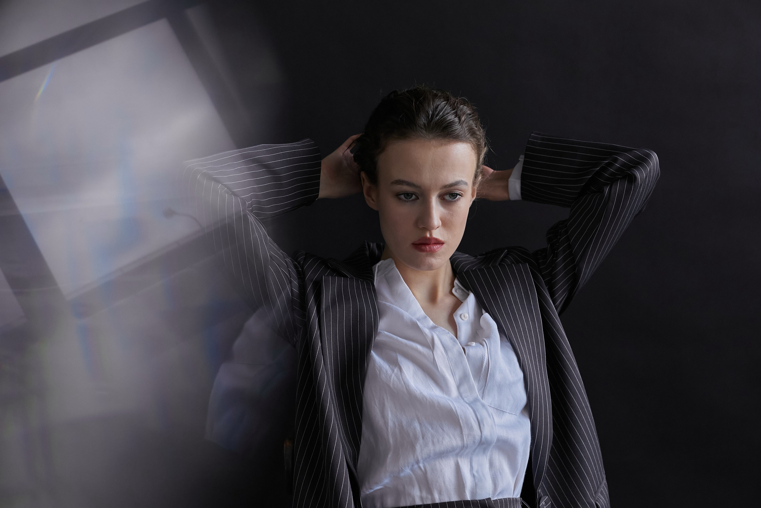 Фотограф в Москве. Студия. Студийный портрет. Девушка в пиджаке. Девушка на стуле на черном фоне. Красивая девушка в мужском костюме. Женский портрет.