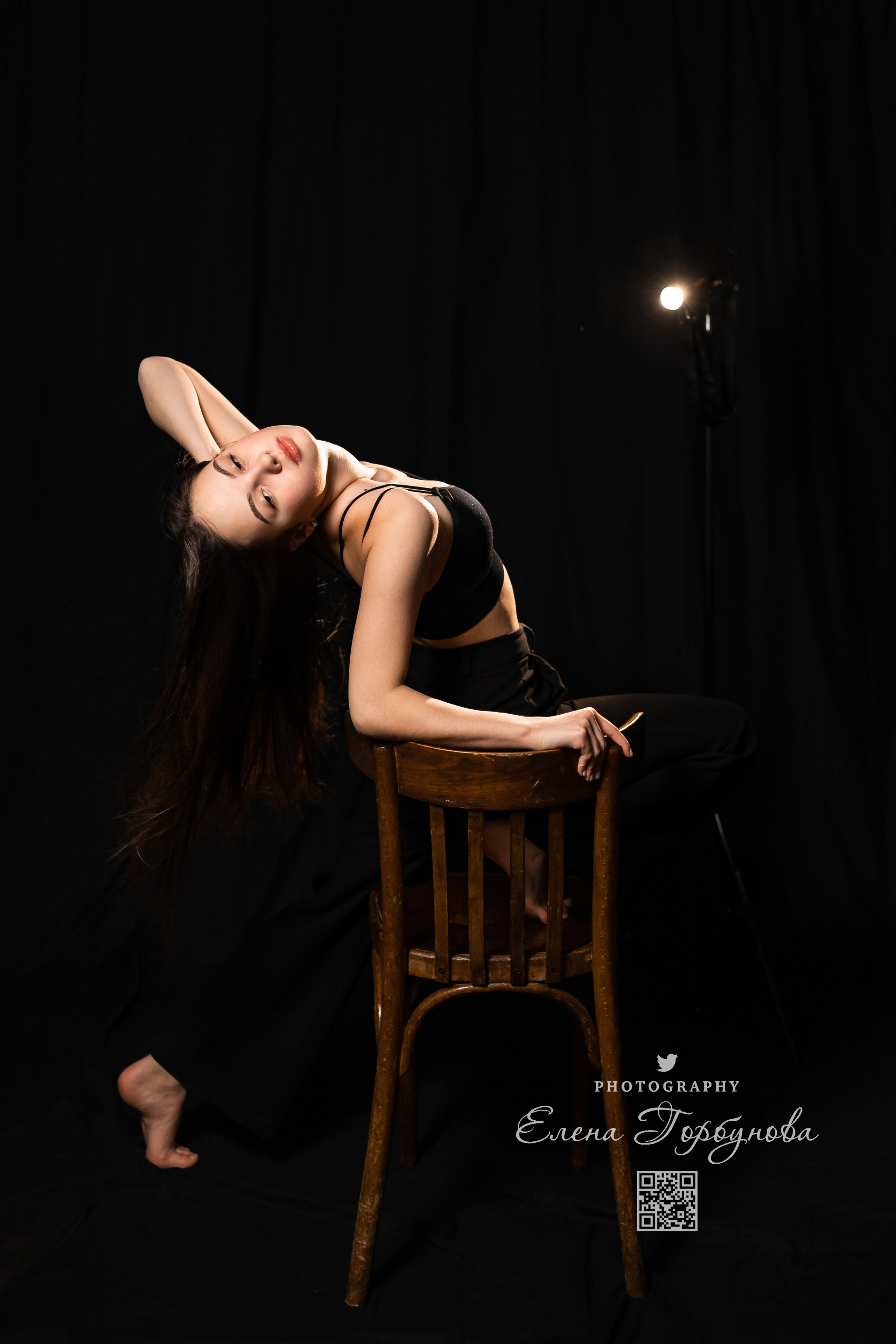 Моя студия. Полина и стул. Январь 2024. Фотограф Пермь. Свадьбы. Семья и дети, школа, д. сад. Фотокниги