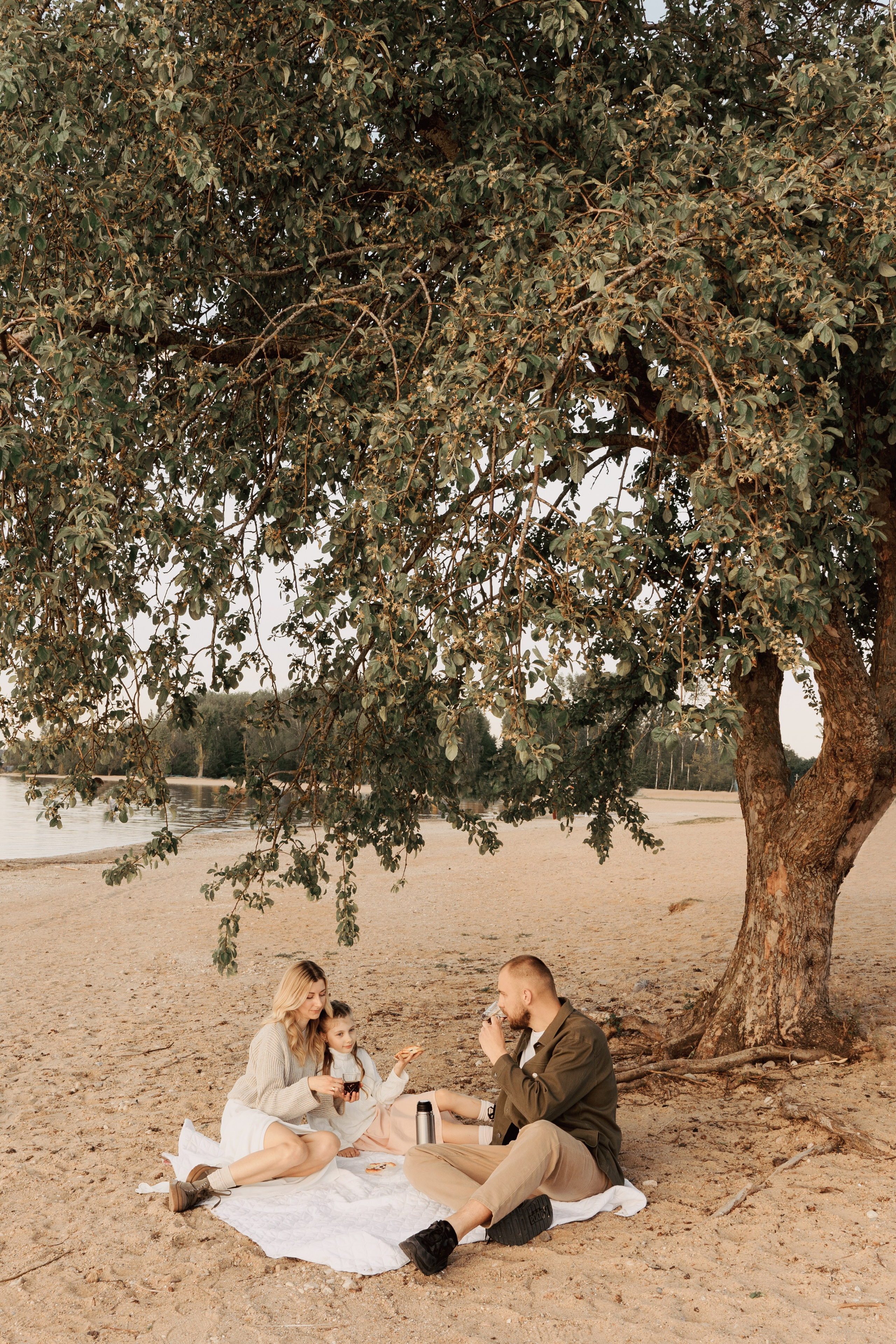 Весеннее тепло семьи на берегу Минского моря. Ваш семейный фотограф в Минске — Вика Трегубова