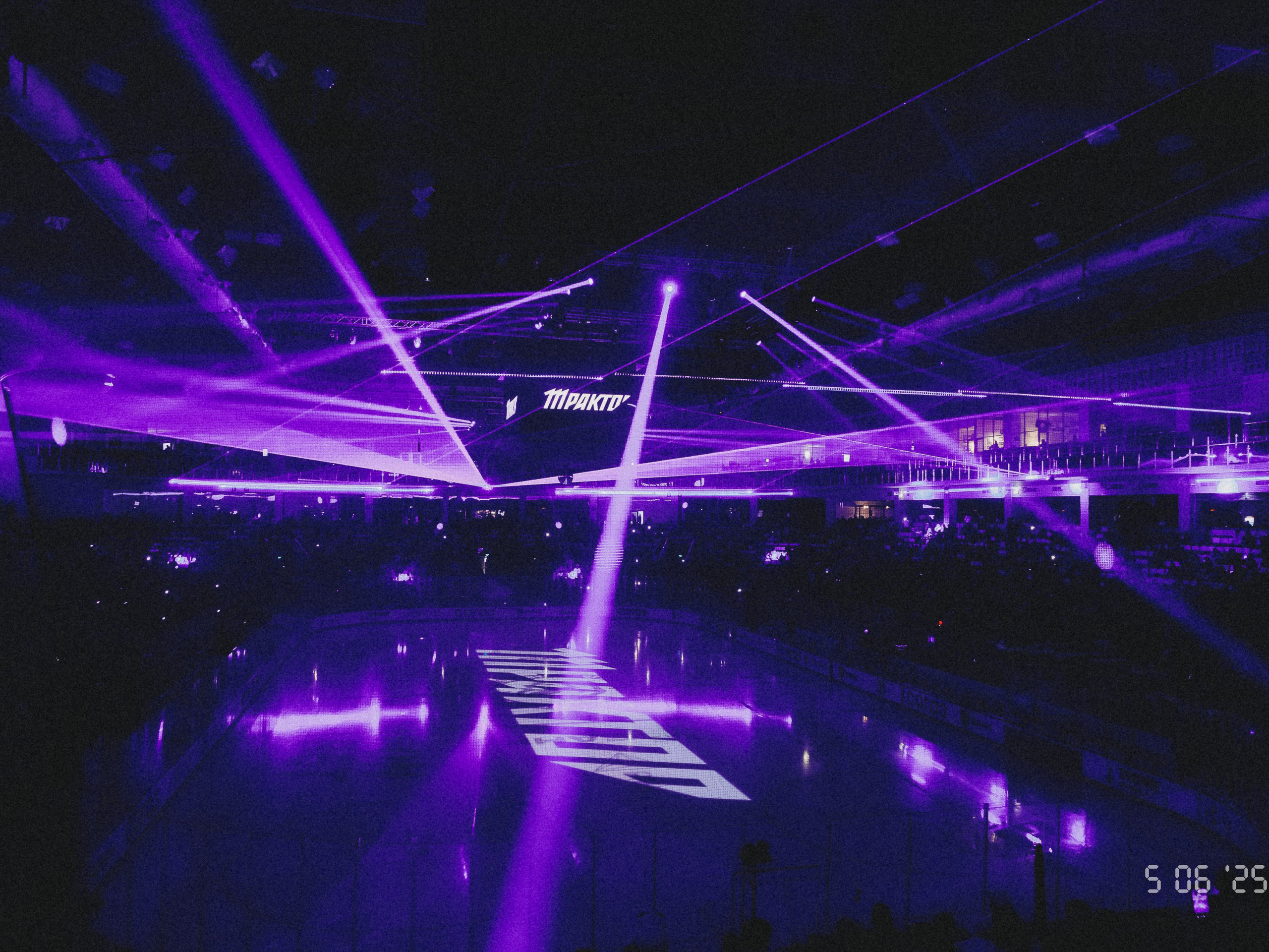 Съемка игры Трактор x Динамо. Репортажный фотограф Макс Брагин