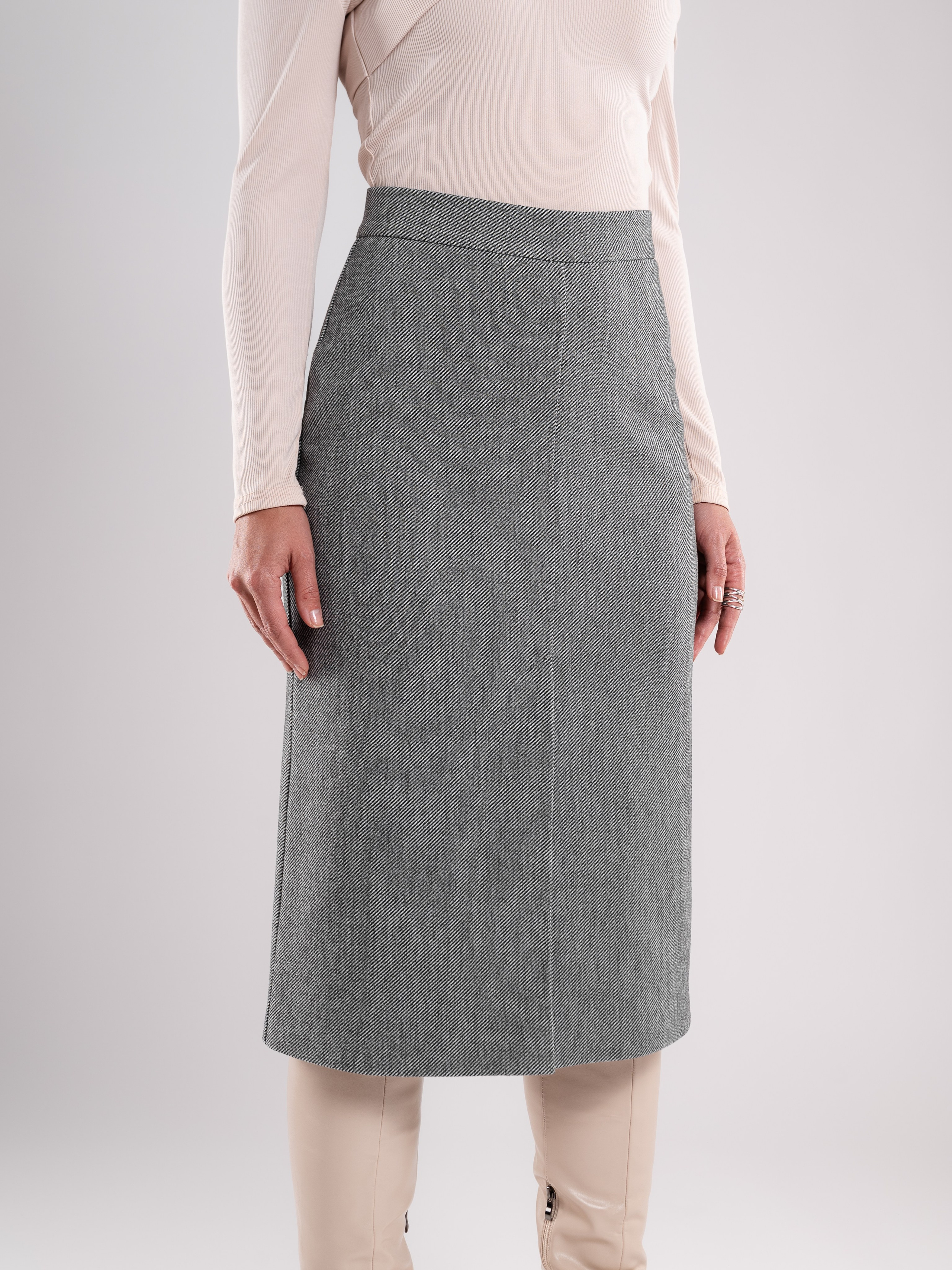 Юбки классика серый фон+интерьер. Предметный фотограф, фото для маркетплейсов Пятигорск, КМВ