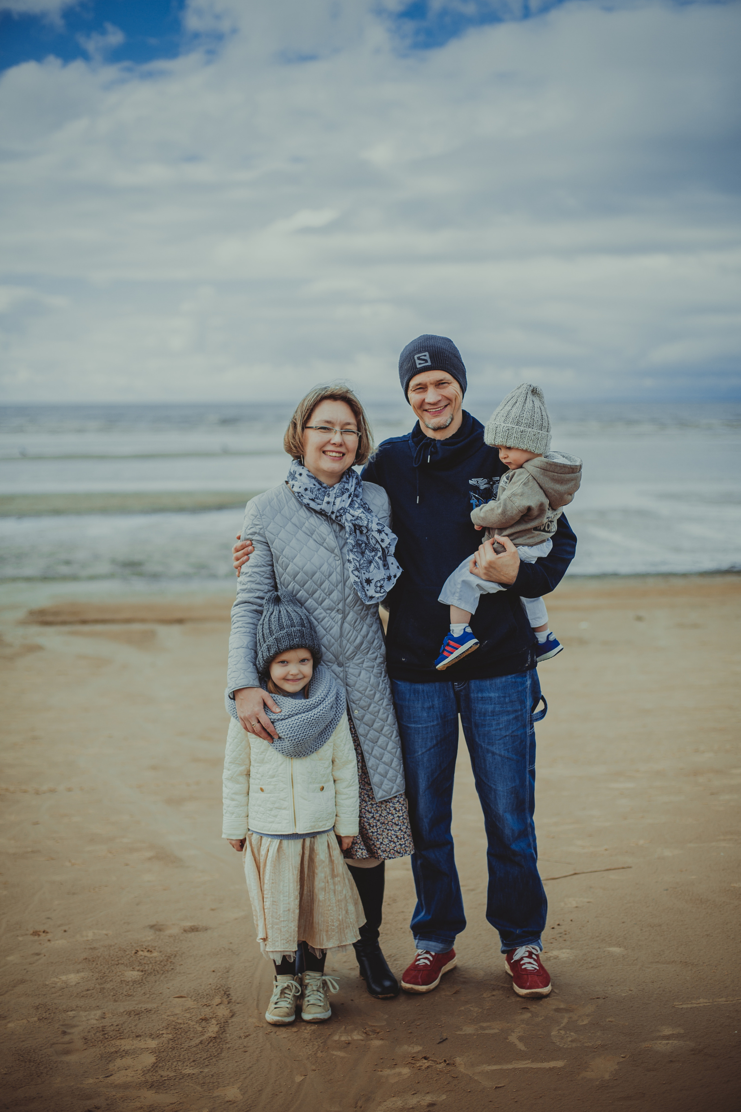 Семейная фотосессия родителей с сыном и дочкой на Финском Заливе. Детский, свадебный и семейный фотограф Юлия Курбатова, Санкт-Петербург