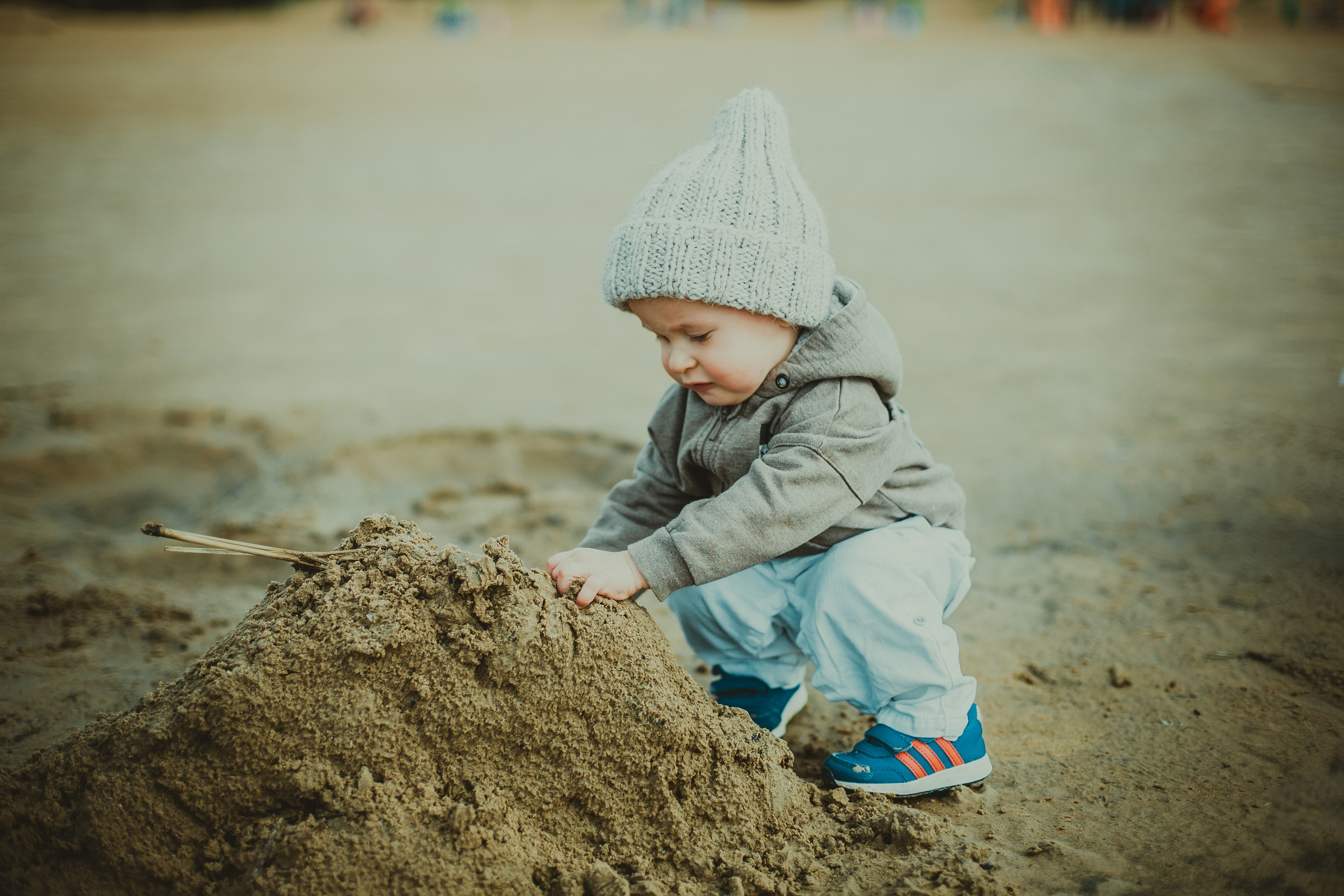 Семейная фотосессия родителей с сыном и дочкой на Финском Заливе. Детский, свадебный и семейный фотограф Юлия Курбатова, Санкт-Петербург