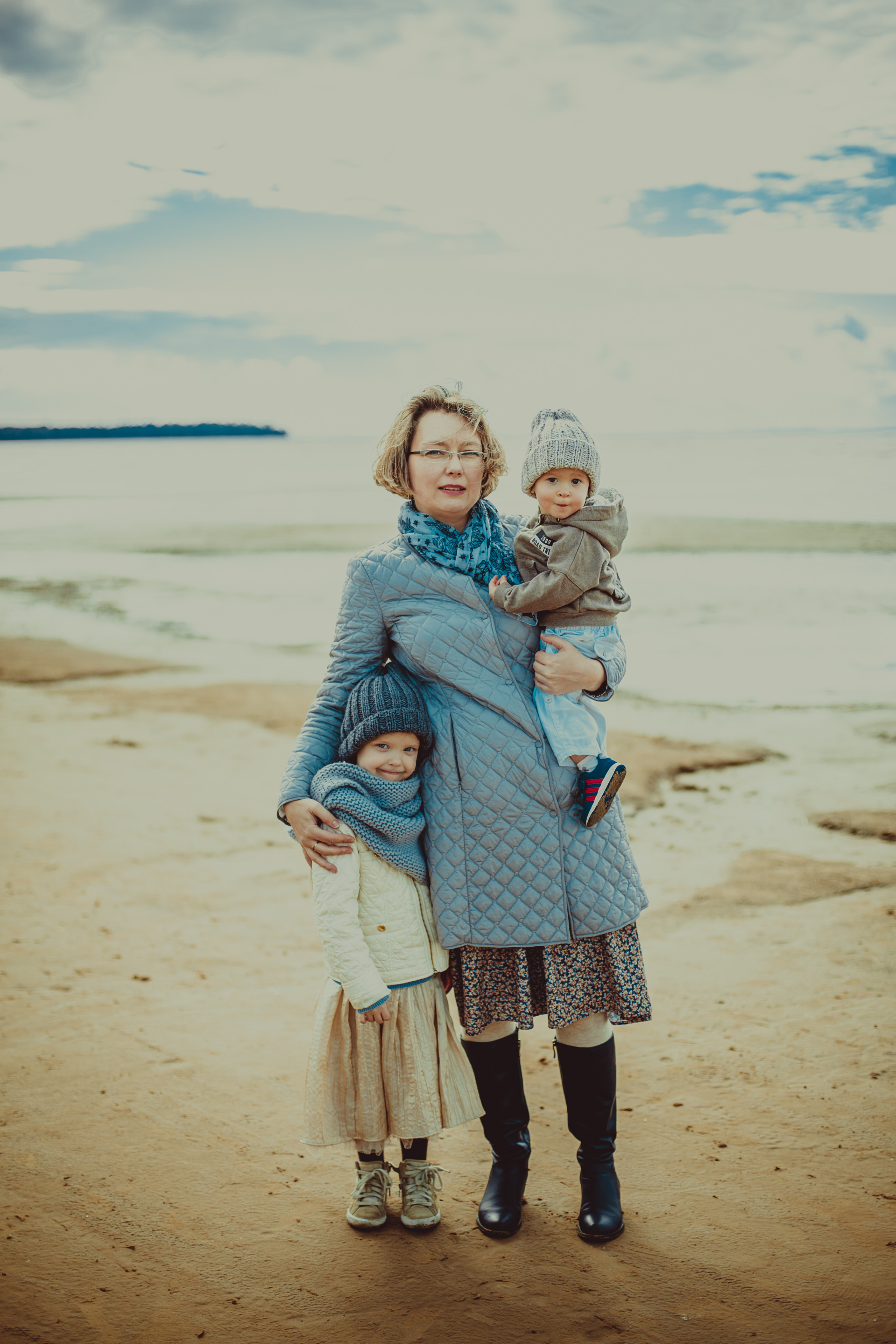 Семейная фотосессия родителей с сыном и дочкой на Финском Заливе. Детский, свадебный и семейный фотограф Юлия Курбатова, Санкт-Петербург