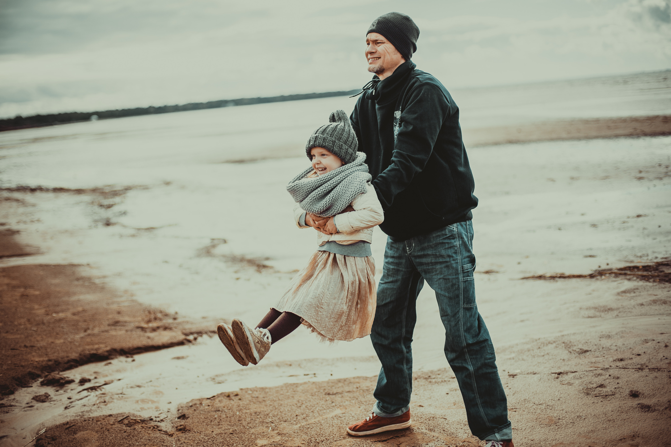 Семейная фотосессия родителей с сыном и дочкой на Финском Заливе. Детский, свадебный и семейный фотограф Юлия Курбатова, Санкт-Петербург