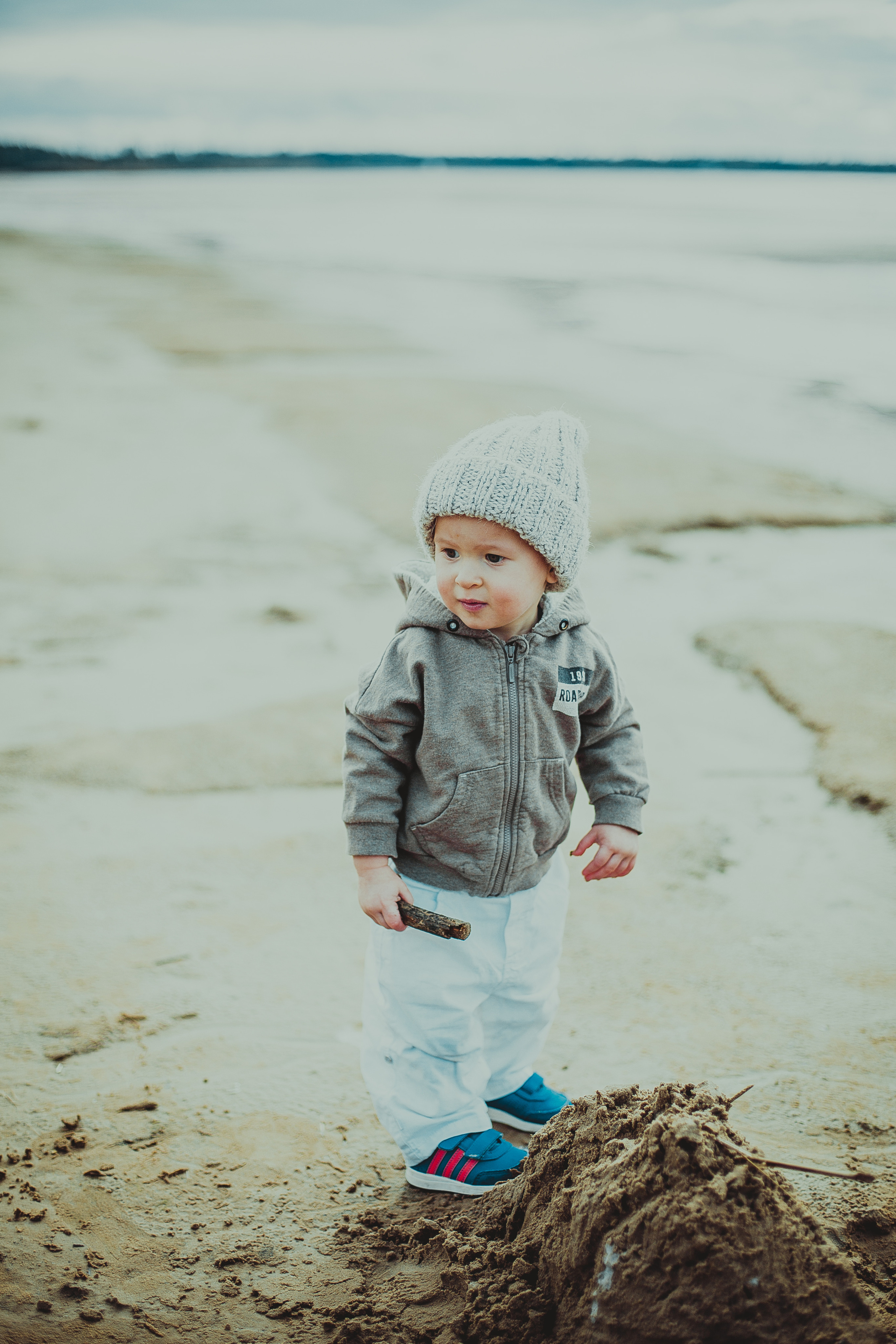 Семейная фотосессия родителей с сыном и дочкой на Финском Заливе. Детский, свадебный и семейный фотограф Юлия Курбатова, Санкт-Петербург
