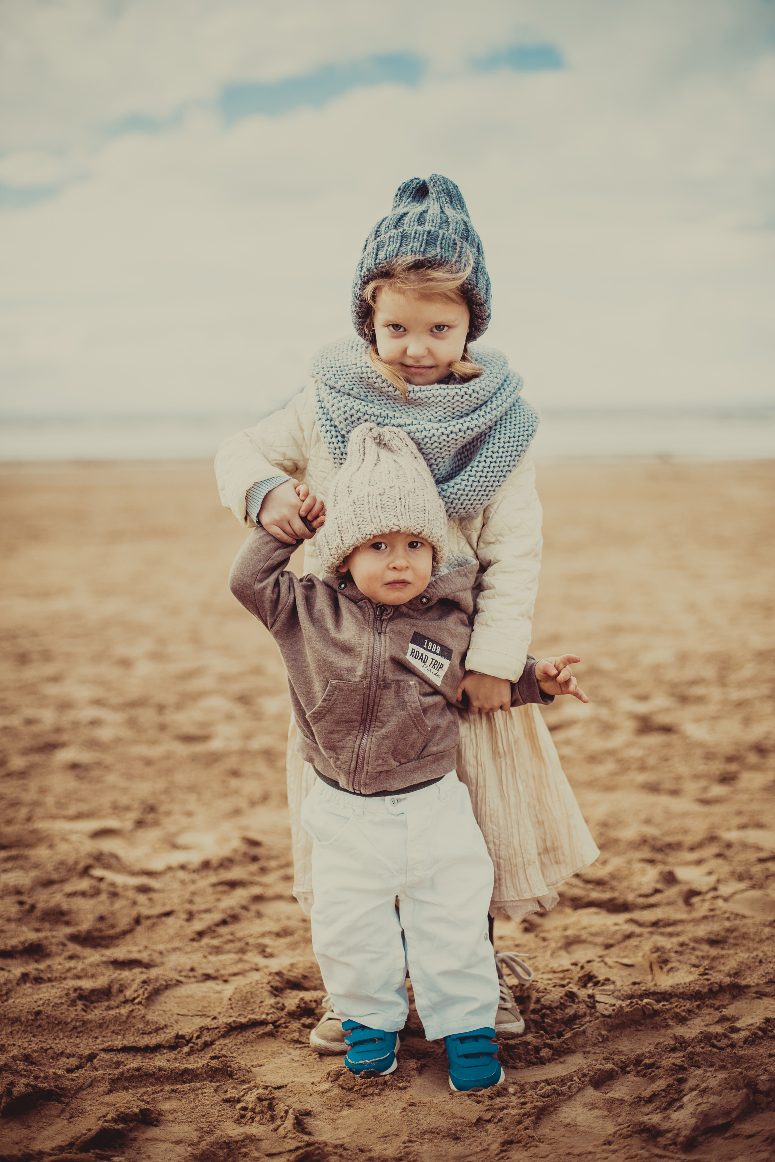 Семейная фотосессия родителей с сыном и дочкой на Финском Заливе. Детский, свадебный и семейный фотограф Юлия Курбатова, Санкт-Петербург