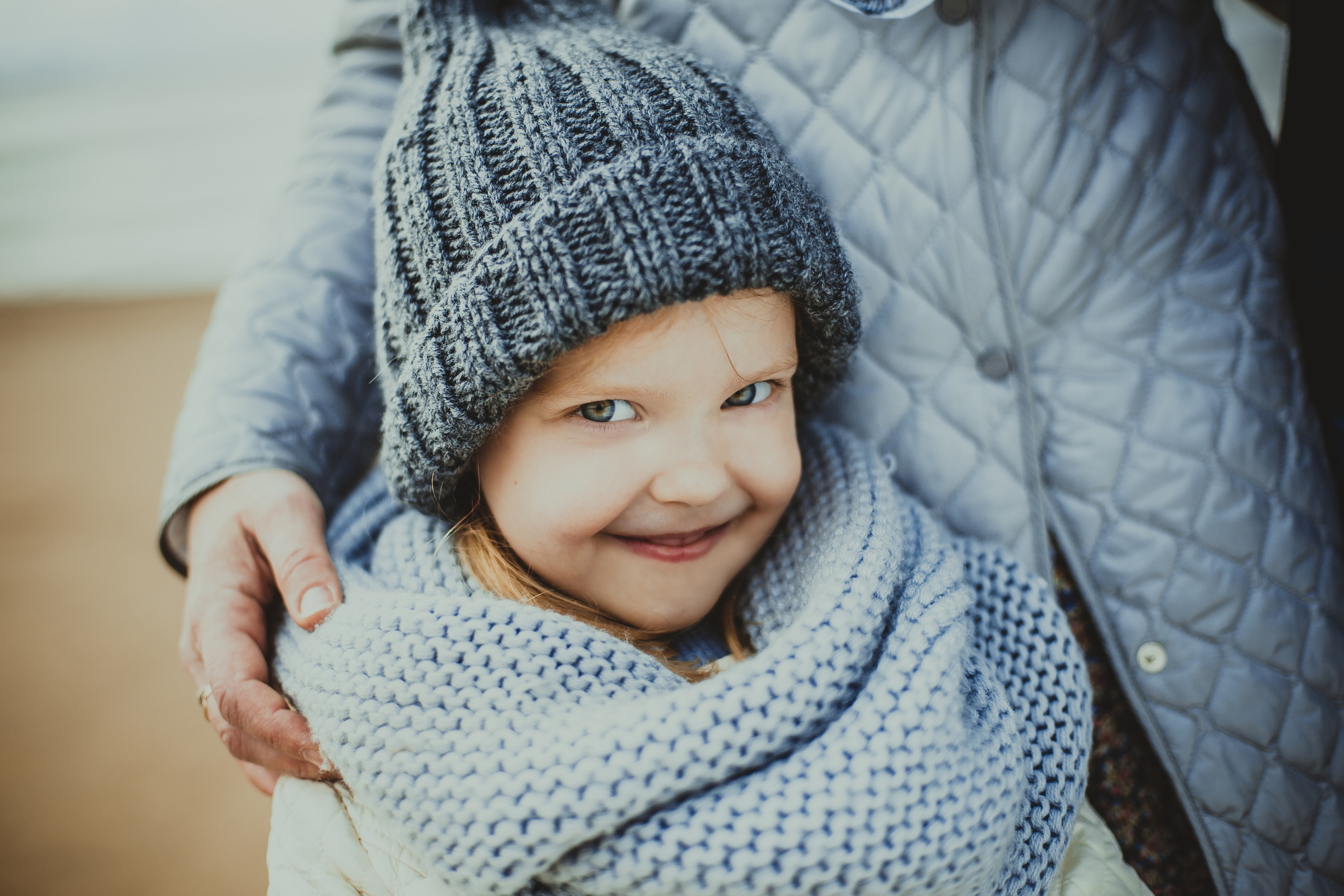 Семейная фотосессия родителей с сыном и дочкой на Финском Заливе. Детский, свадебный и семейный фотограф Юлия Курбатова, Санкт-Петербург