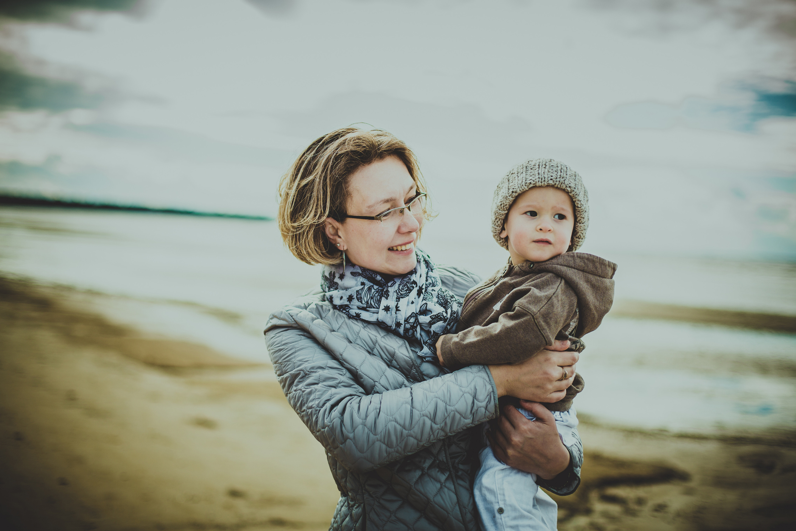 Семейная фотосессия родителей с сыном и дочкой на Финском Заливе. Детский, свадебный и семейный фотограф Юлия Курбатова, Санкт-Петербург