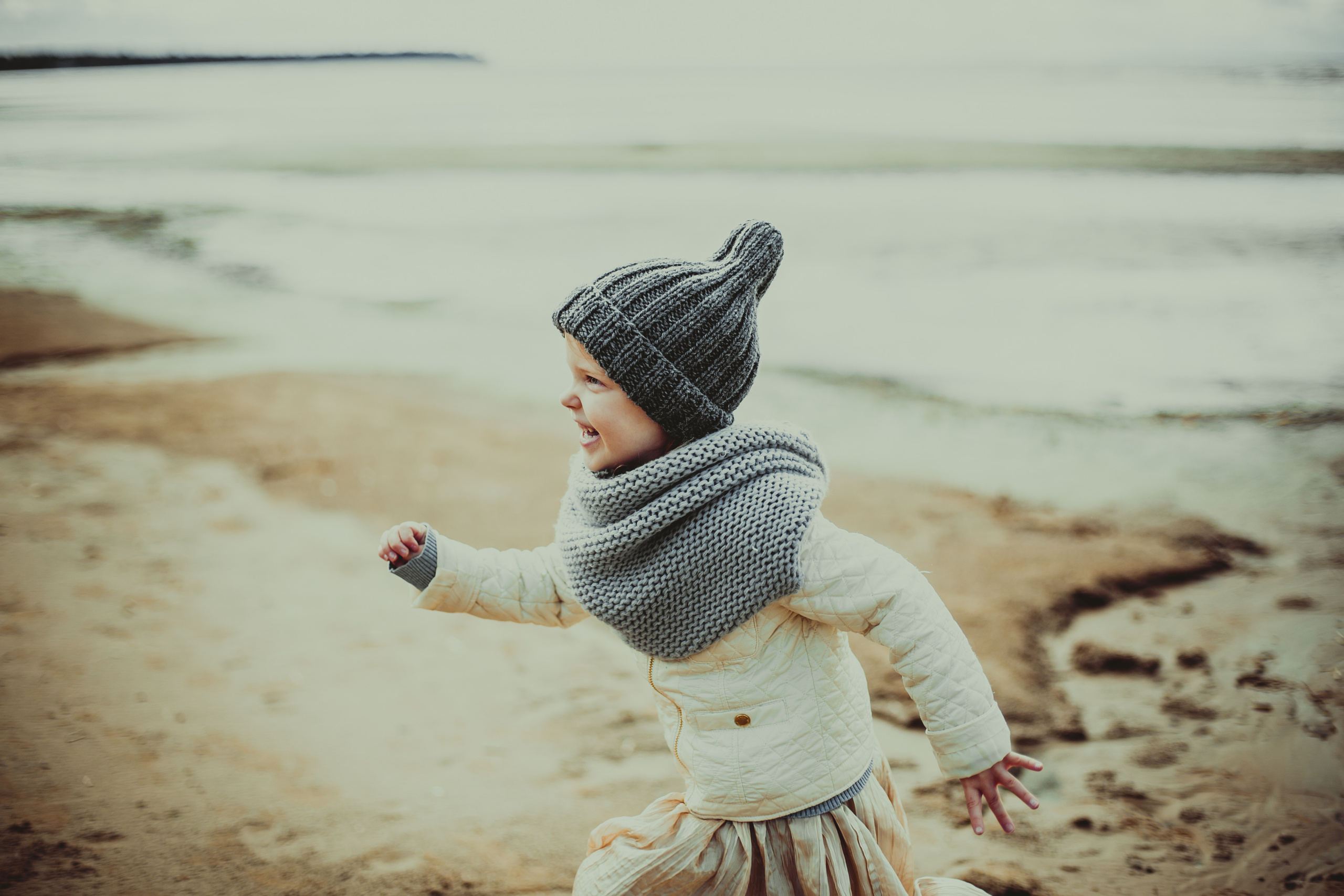 Семейная фотосессия родителей с сыном и дочкой на Финском Заливе. Детский, свадебный и семейный фотограф Юлия Курбатова, Санкт-Петербург