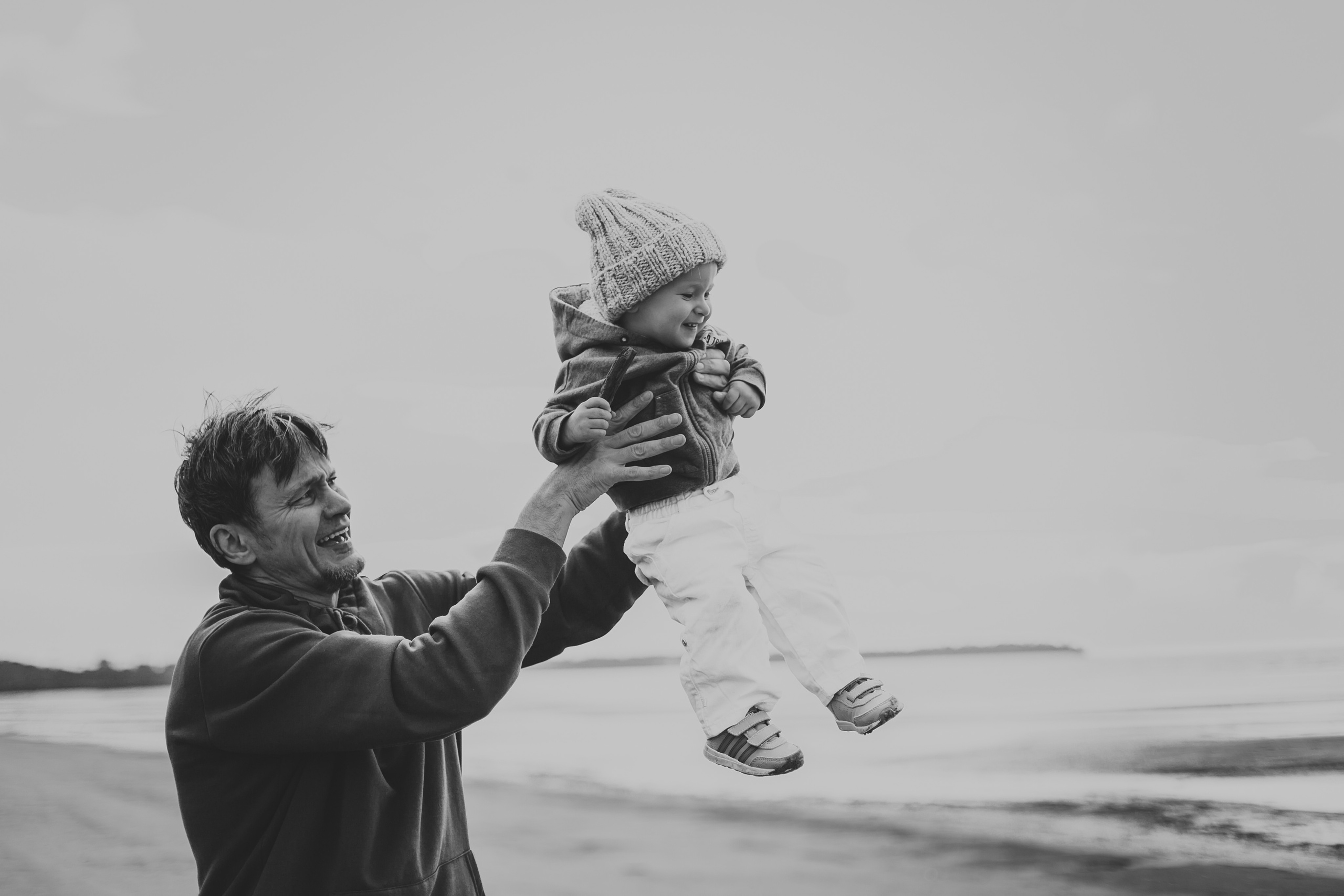 Семейная фотосессия родителей с сыном и дочкой на Финском Заливе. Детский, свадебный и семейный фотограф Юлия Курбатова, Санкт-Петербург