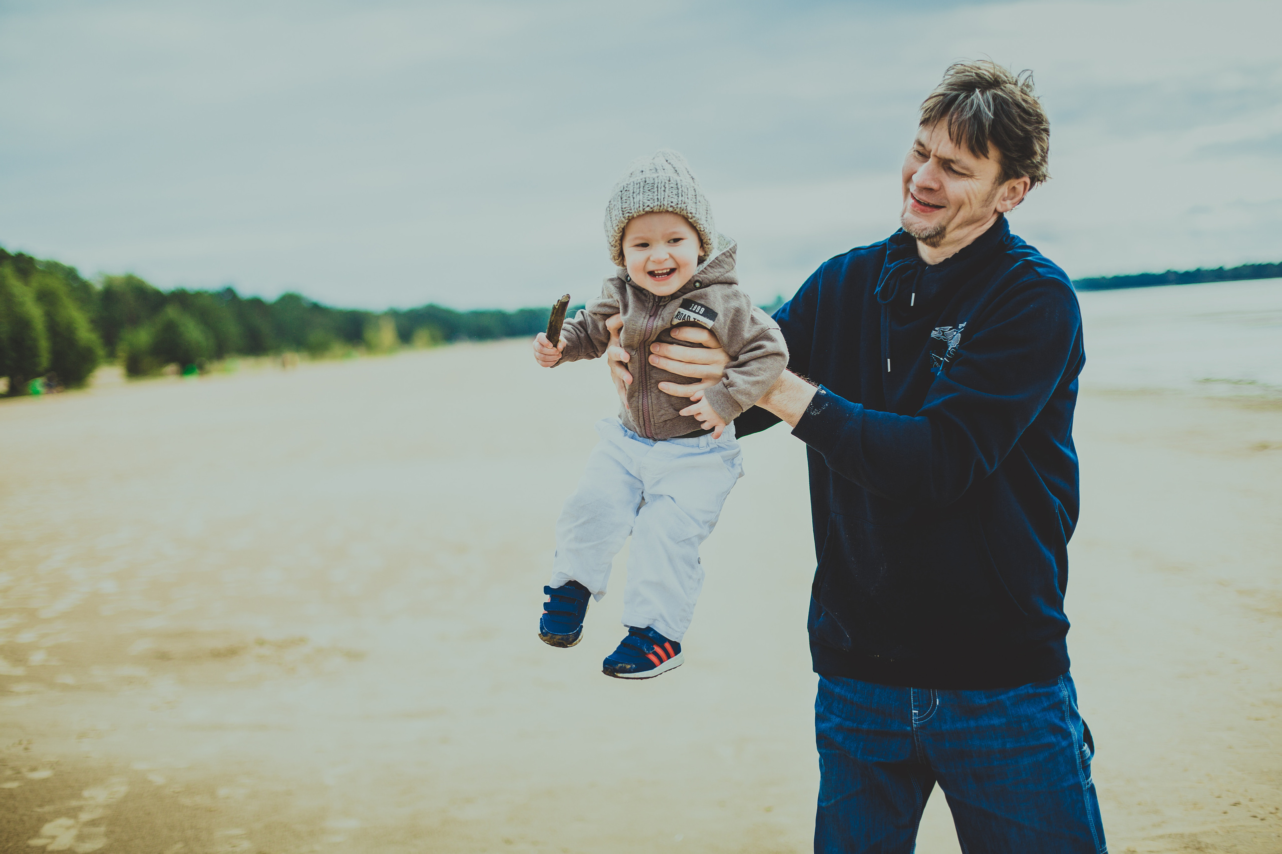 Семейная фотосессия родителей с сыном и дочкой на Финском Заливе. Детский, свадебный и семейный фотограф Юлия Курбатова, Санкт-Петербург