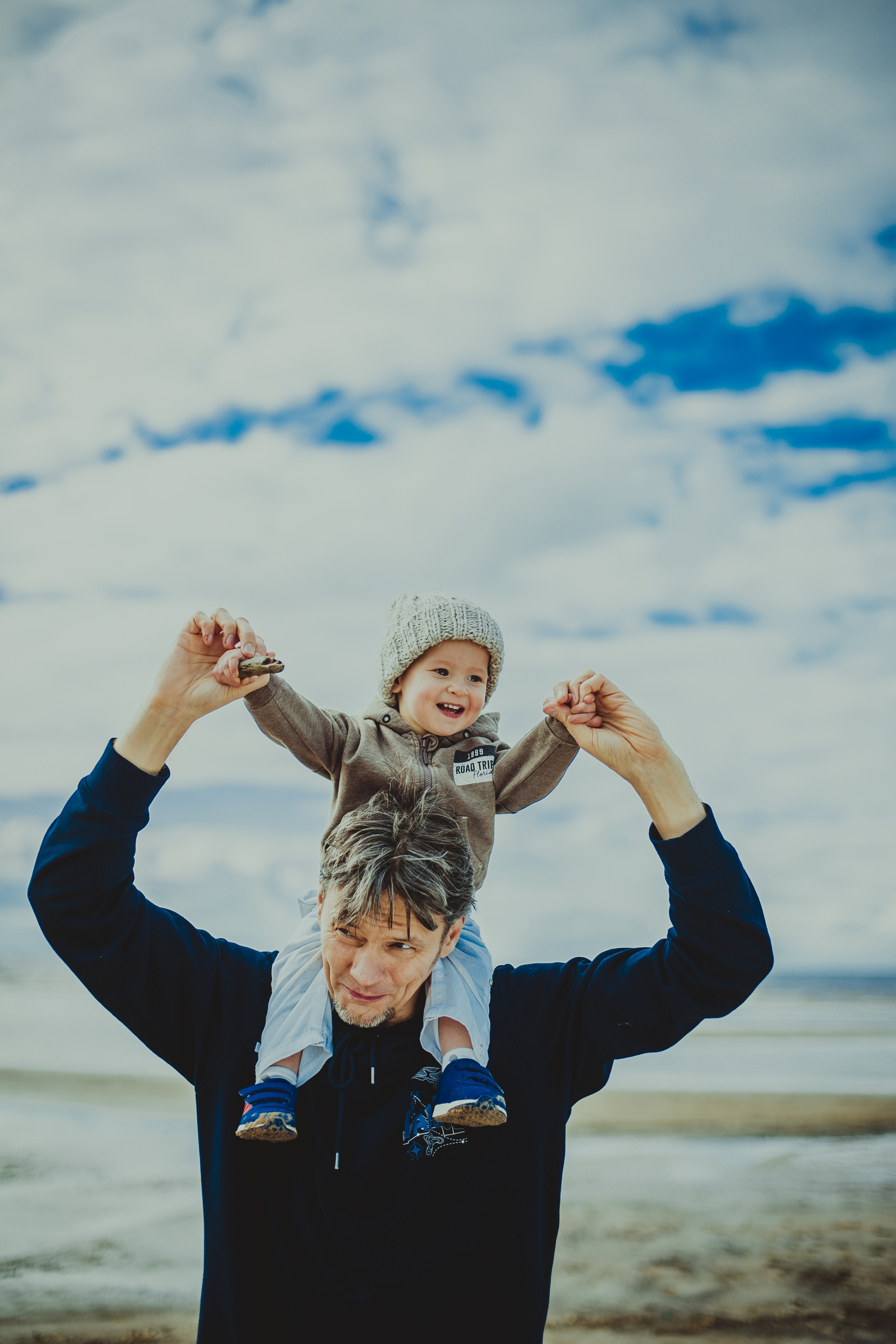 Семейная фотосессия родителей с сыном и дочкой на Финском Заливе. Детский, свадебный и семейный фотограф Юлия Курбатова, Санкт-Петербург