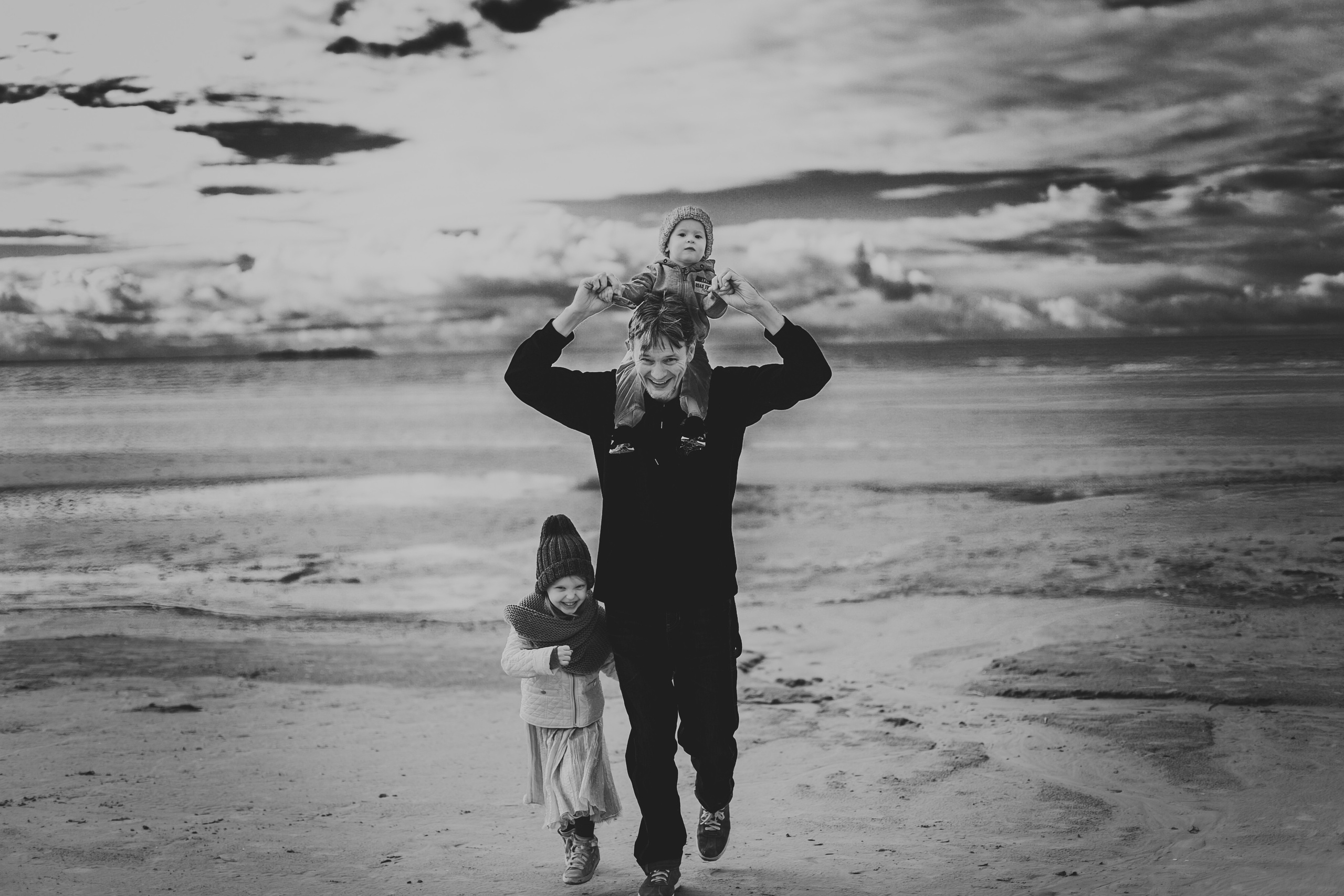 Семейная фотосессия родителей с сыном и дочкой на Финском Заливе. Детский, свадебный и семейный фотограф Юлия Курбатова, Санкт-Петербург