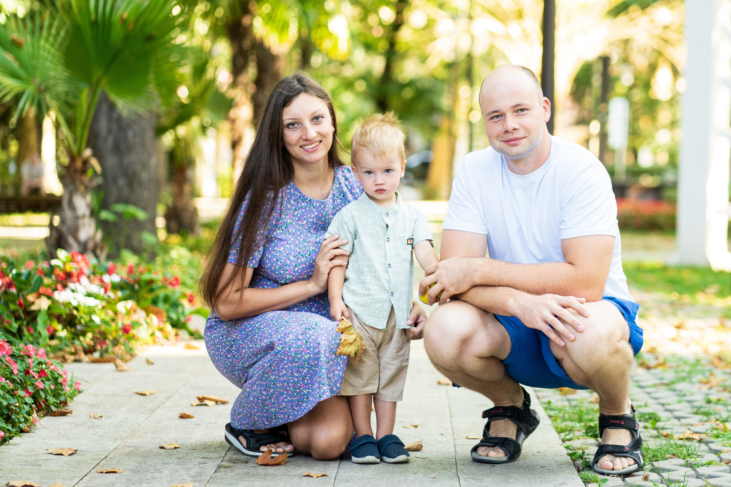 Семейная летняя съемка на пляже и в сквере. Фотограф в Сочи Тиунова Маргарита и Тиунов Евгений