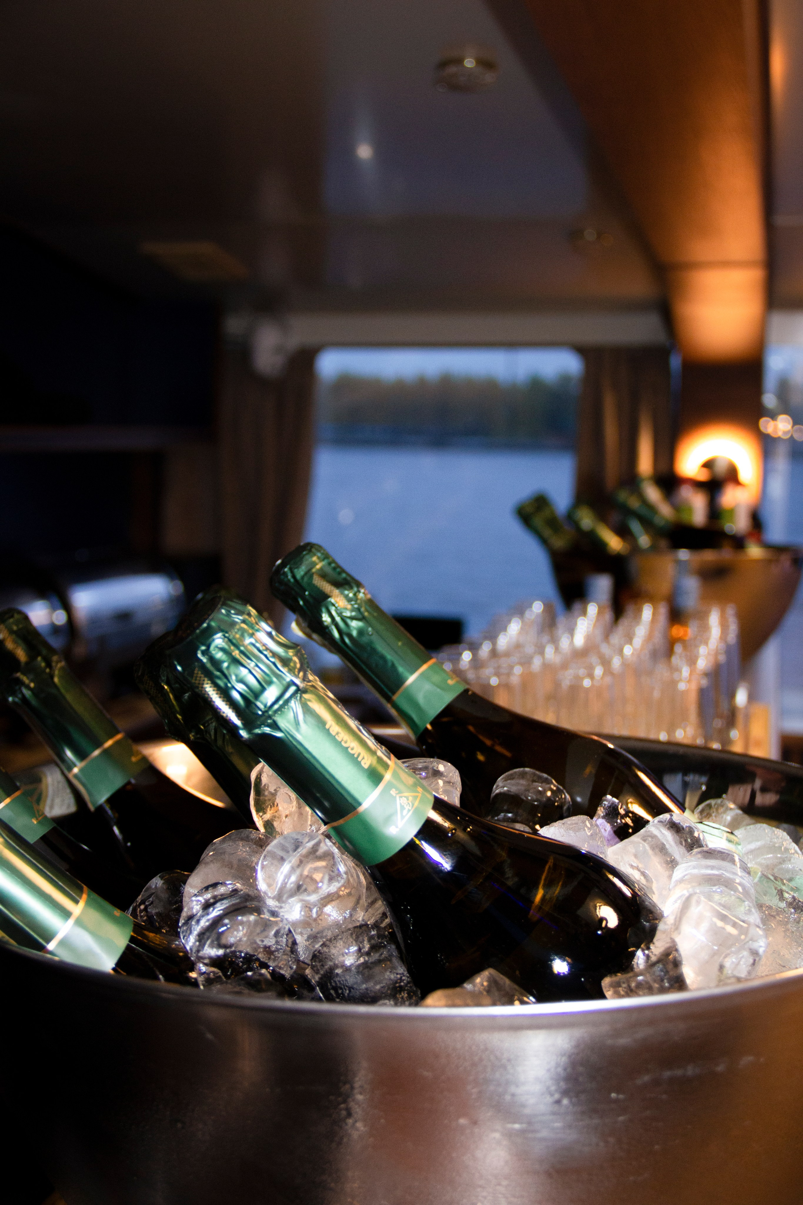 Съемка для сайта аренды катеров в Санкт-Петербурге, подготовка к свадебной прогулке по рекам и каналам. Фотограф в Санкт-Петербурге Смирнова Диана