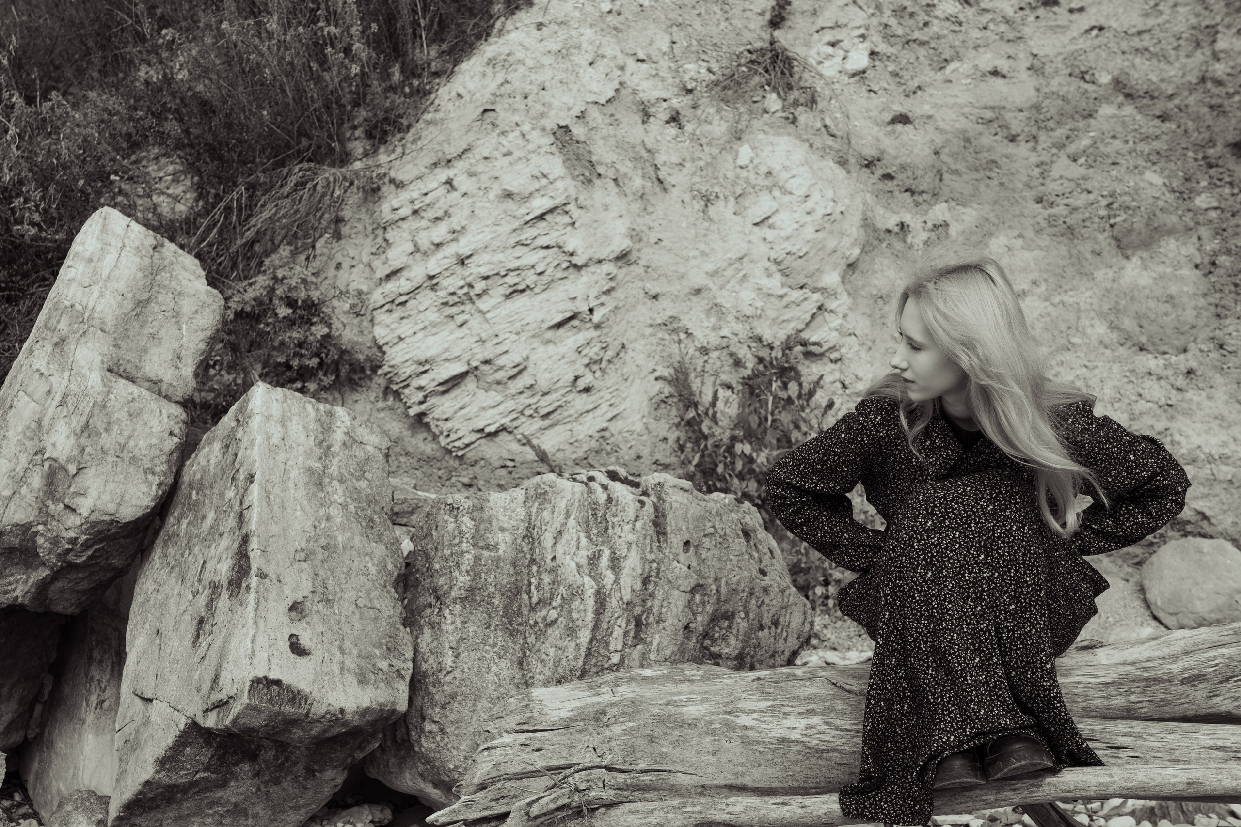 Фотосессия на каменистом берегу, фото на камнях