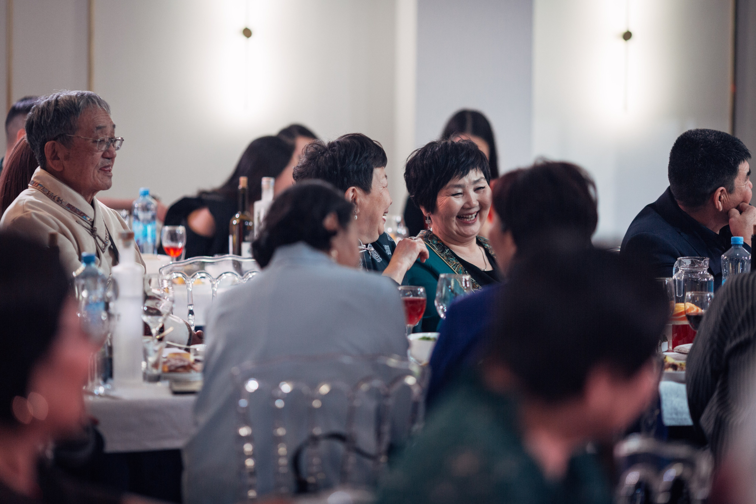 Гости праздника за столами