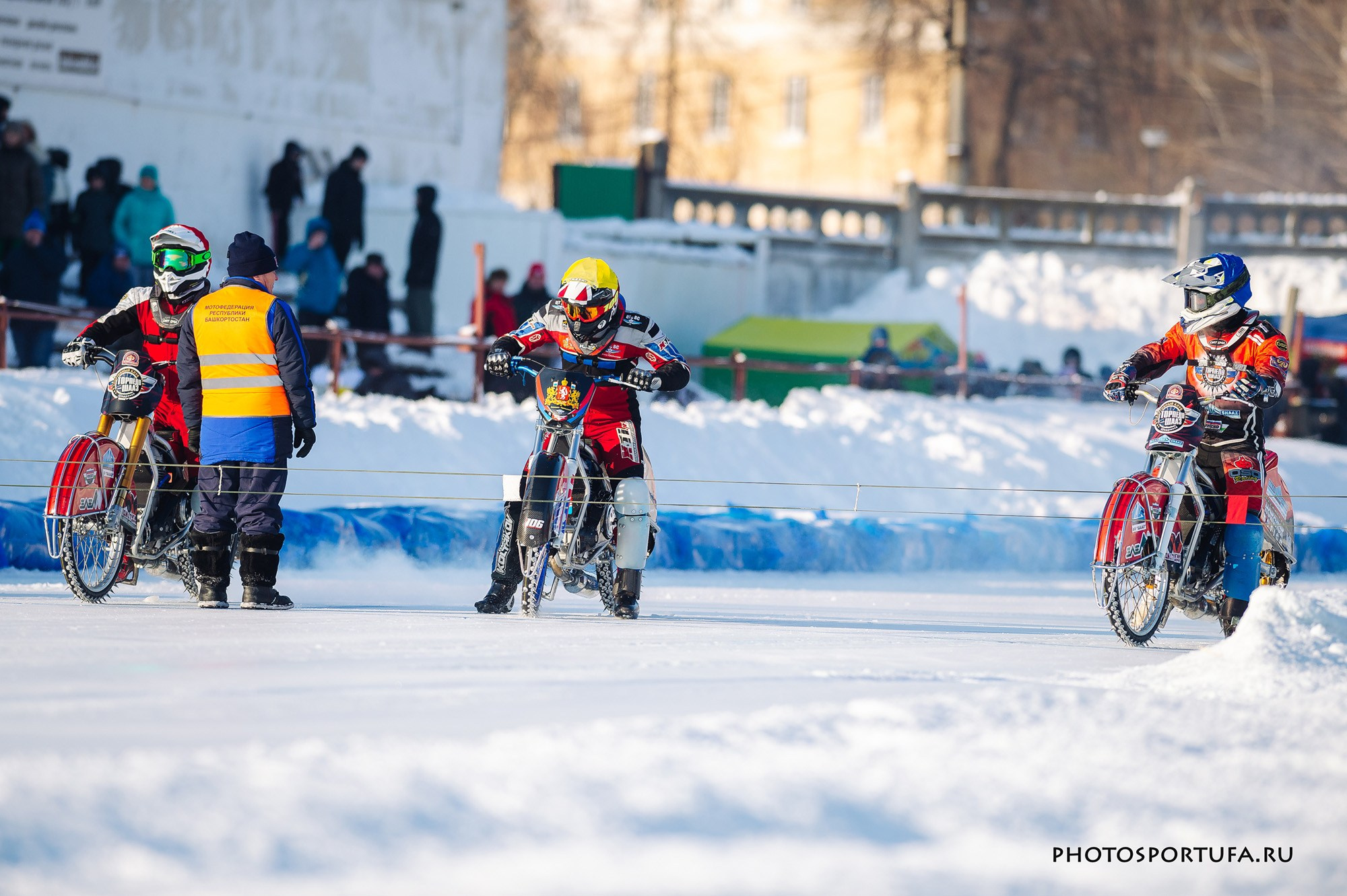 Мотогонку на льду. Спортивный фотограф в Уфе Евгений Буров