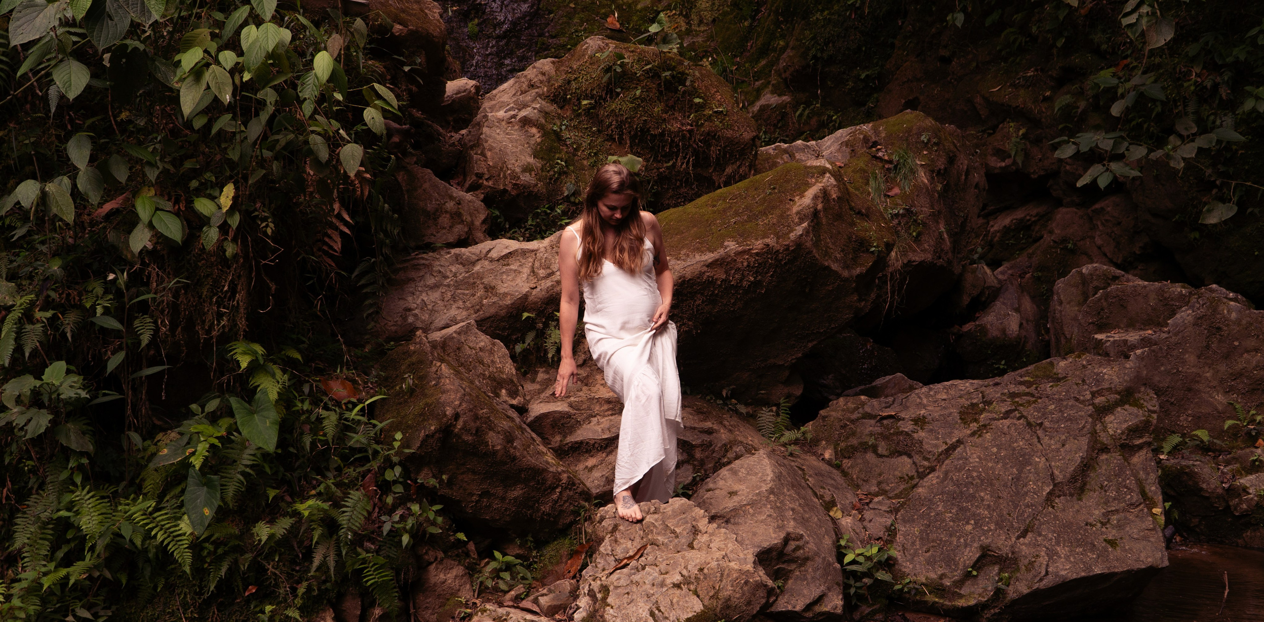 Olya y cascada / Olya and waterfall. Wedding Photographer in Barcelona and Medellin