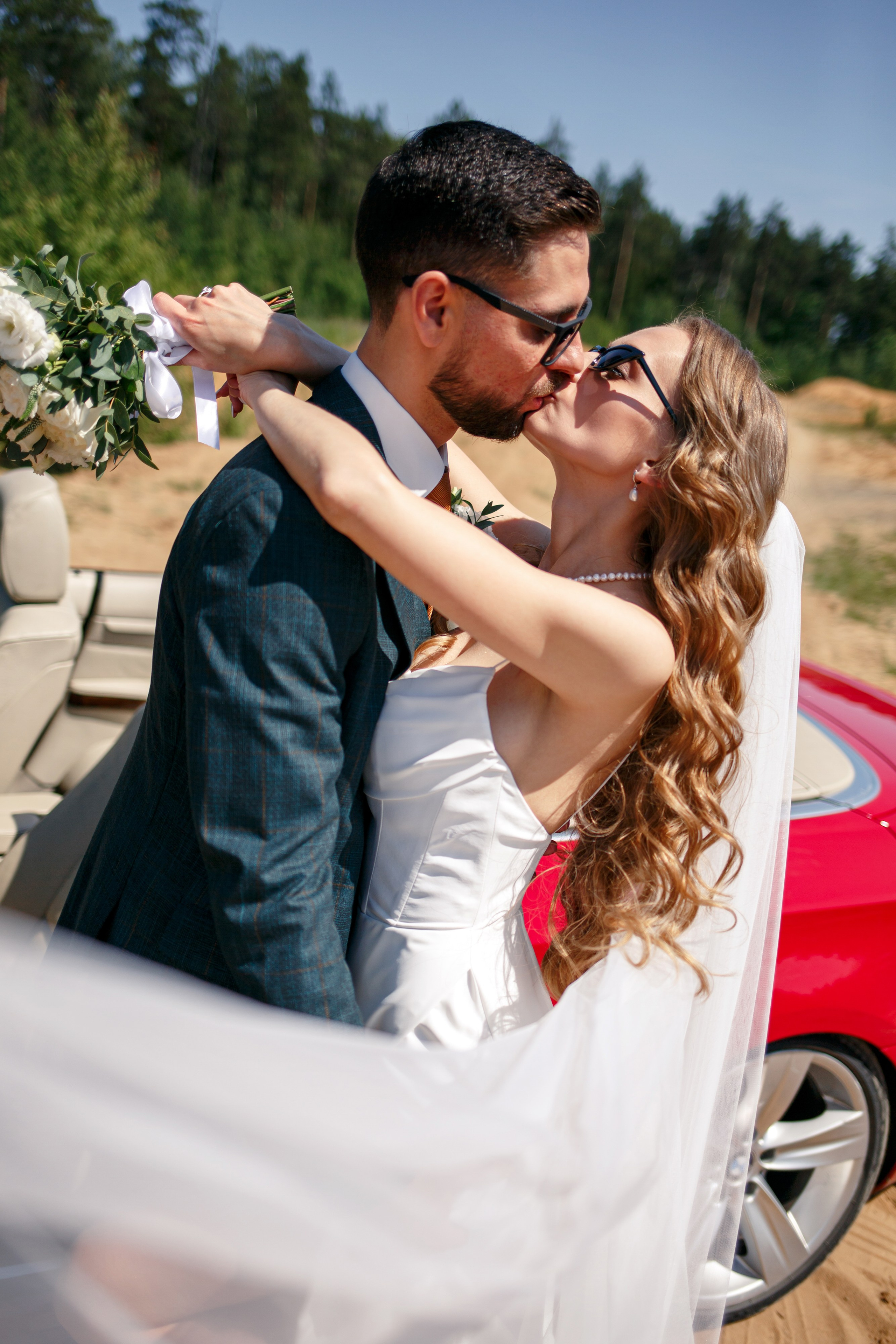 Свадебная фотосессия с кабриолетом и в загородном клубе Artiland. Свадебный фотограф Москва и МО Сергей Киржаев