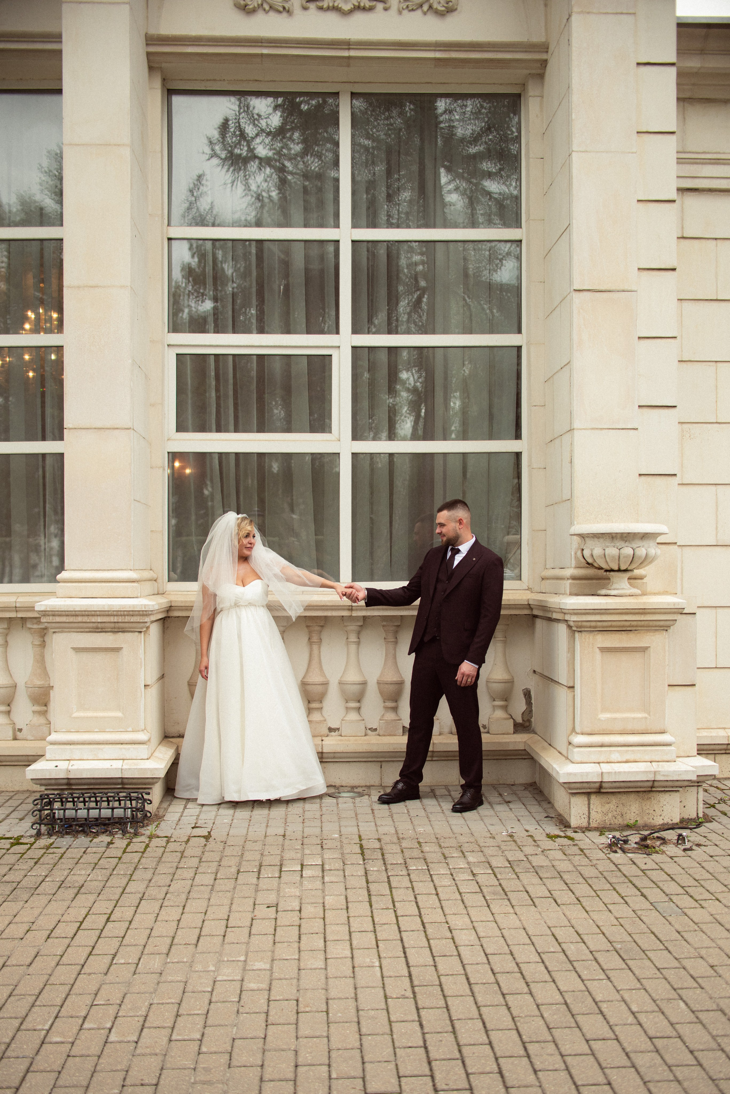 Свадебная пара на фоне величественных колонн, архитектурная съемка в городе Старая Купавна