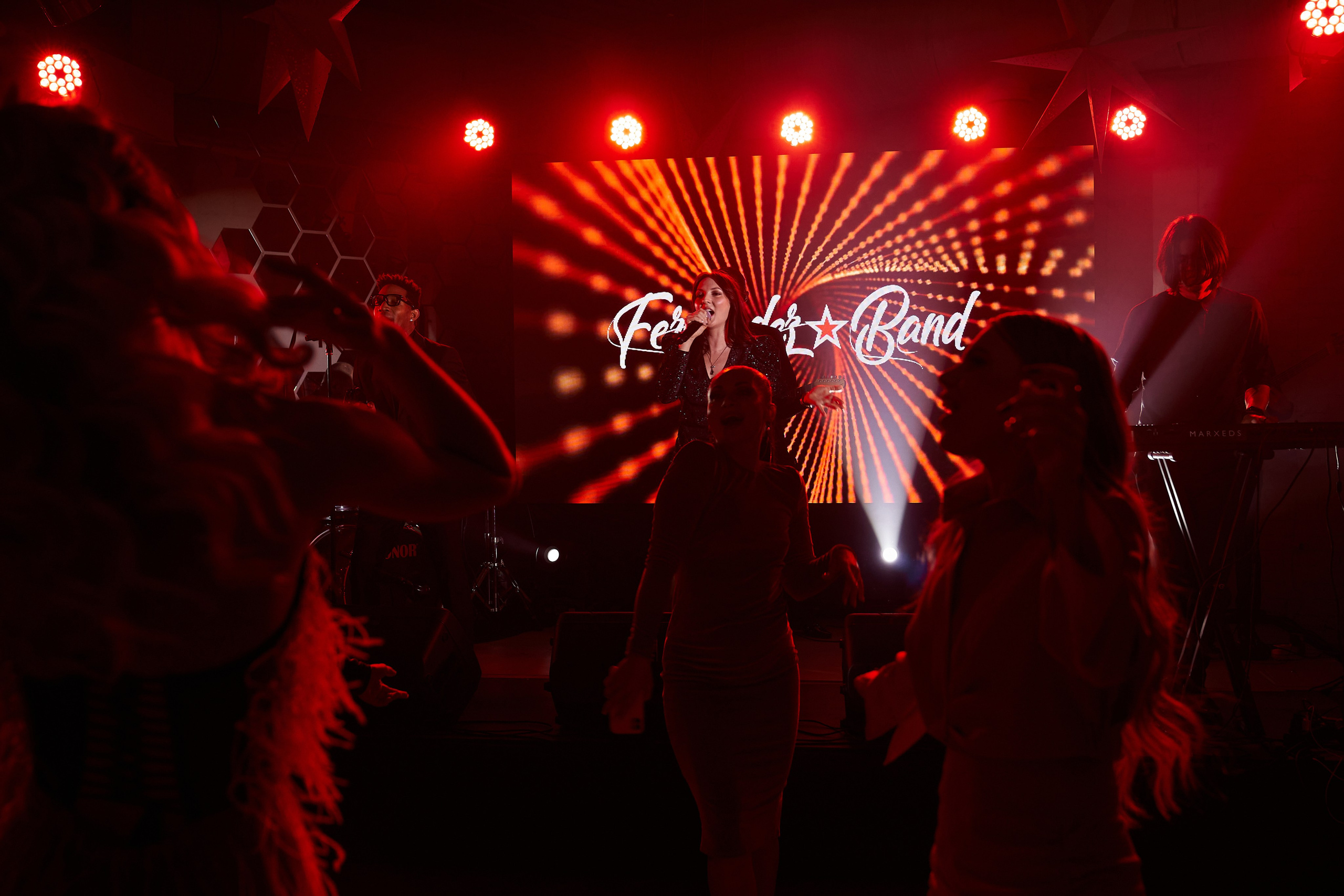 Огромная толпа поднимает руки на выступление музыкальной группы 