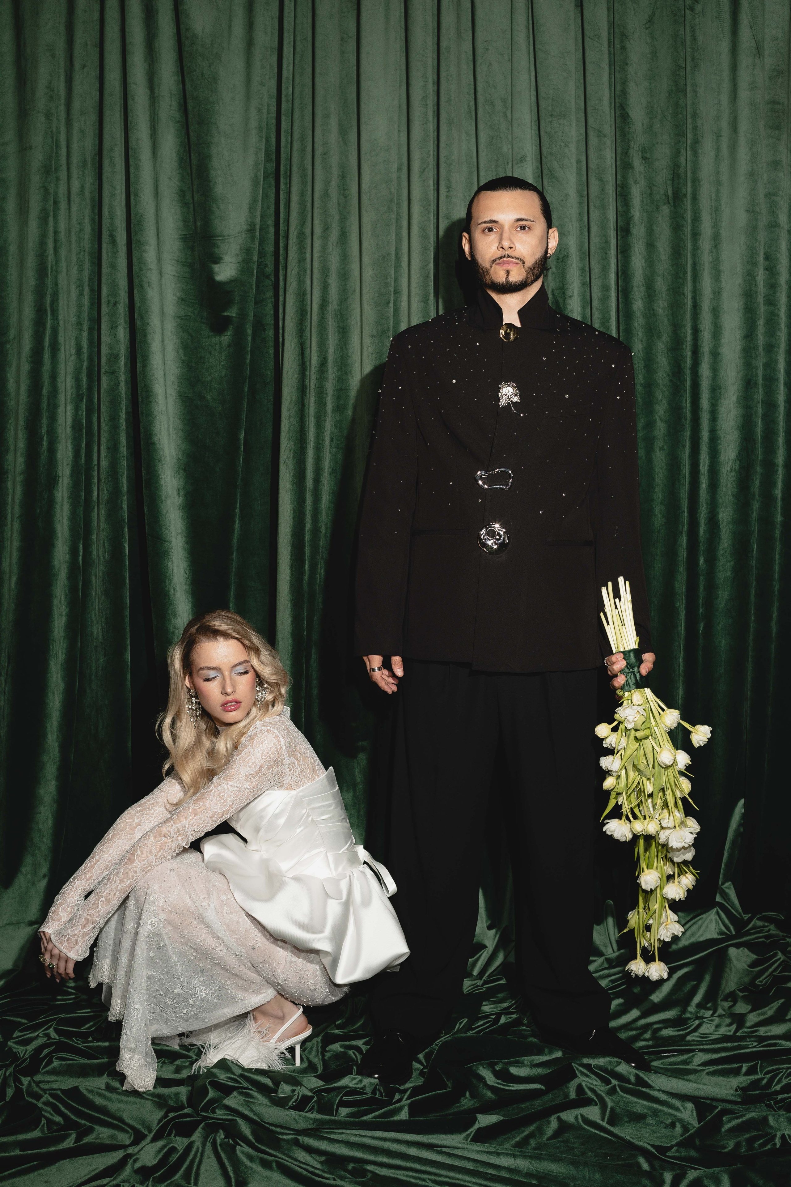 Счастливая пара позирует на свадебной фотосессии на фоне зеленой ткани в театре ,фэшн съемка ,топ 100 — свадебный фотограф Алена Межевова