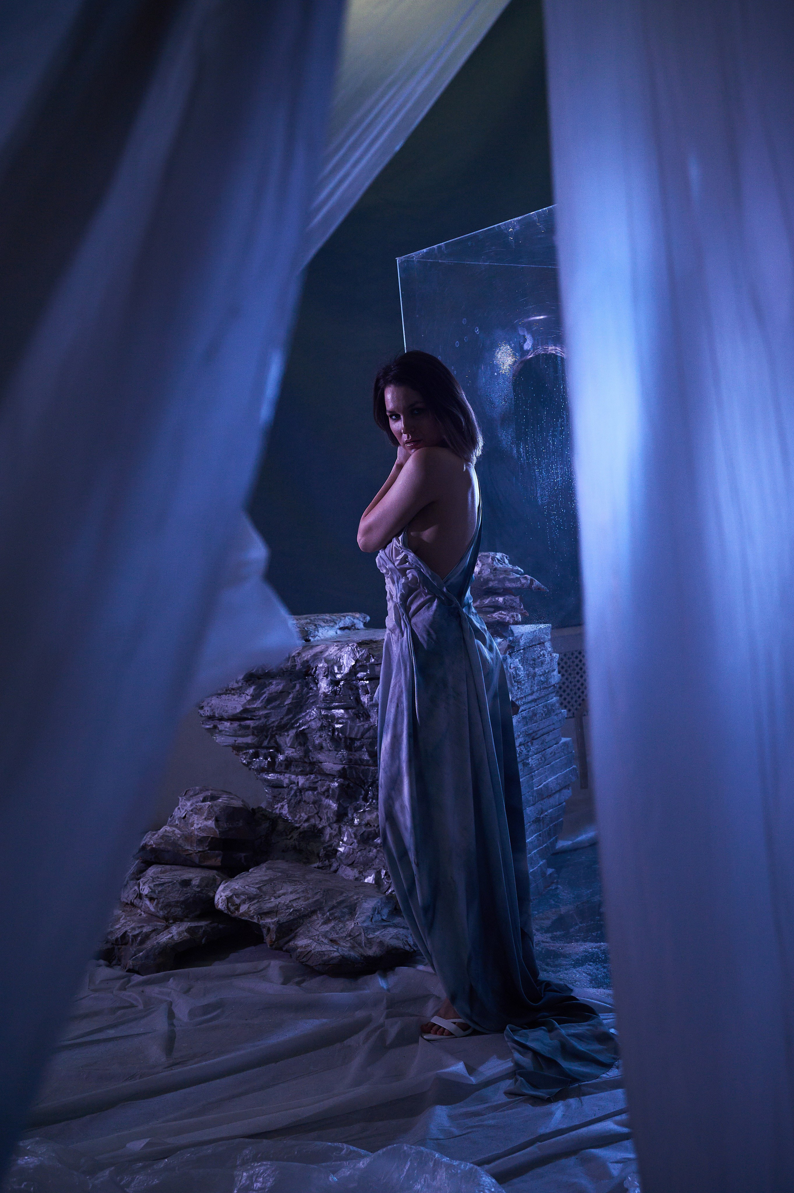 Фотосессия Ксении в декорациях «Лед» со стеклянным кубом