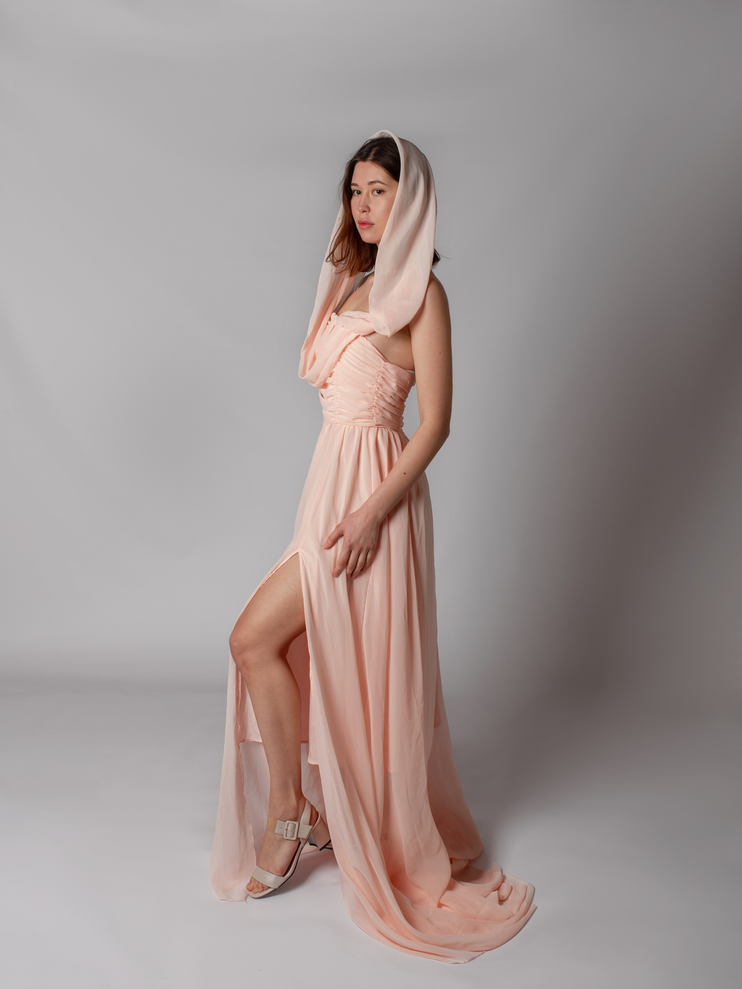 Платье со шлейфом и капюшоном напрокат в Севастополе