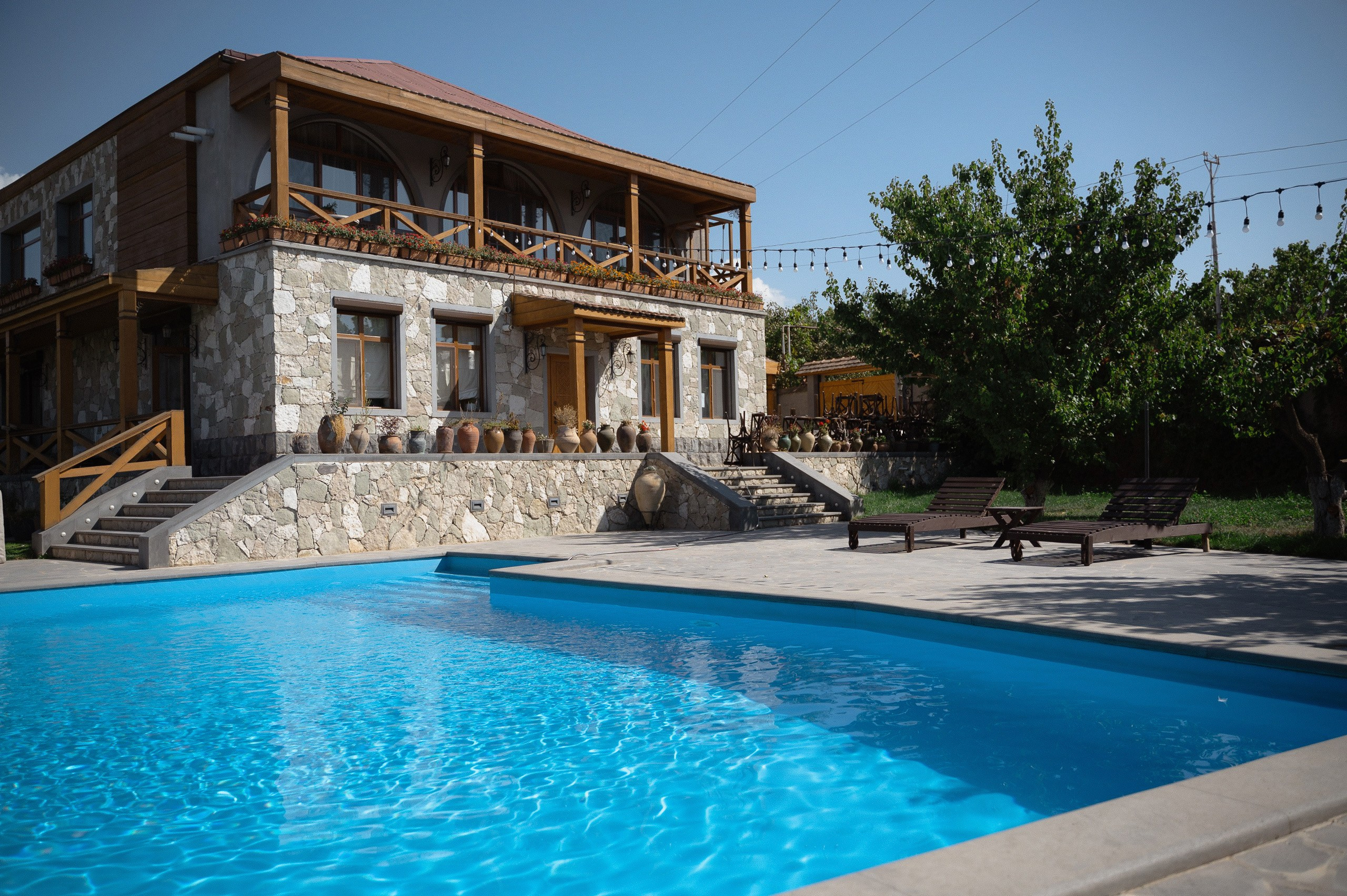 Трогательная свадебная вечеринка в горах Армении. Афина Ефимова. Свадебный фотограф Москва