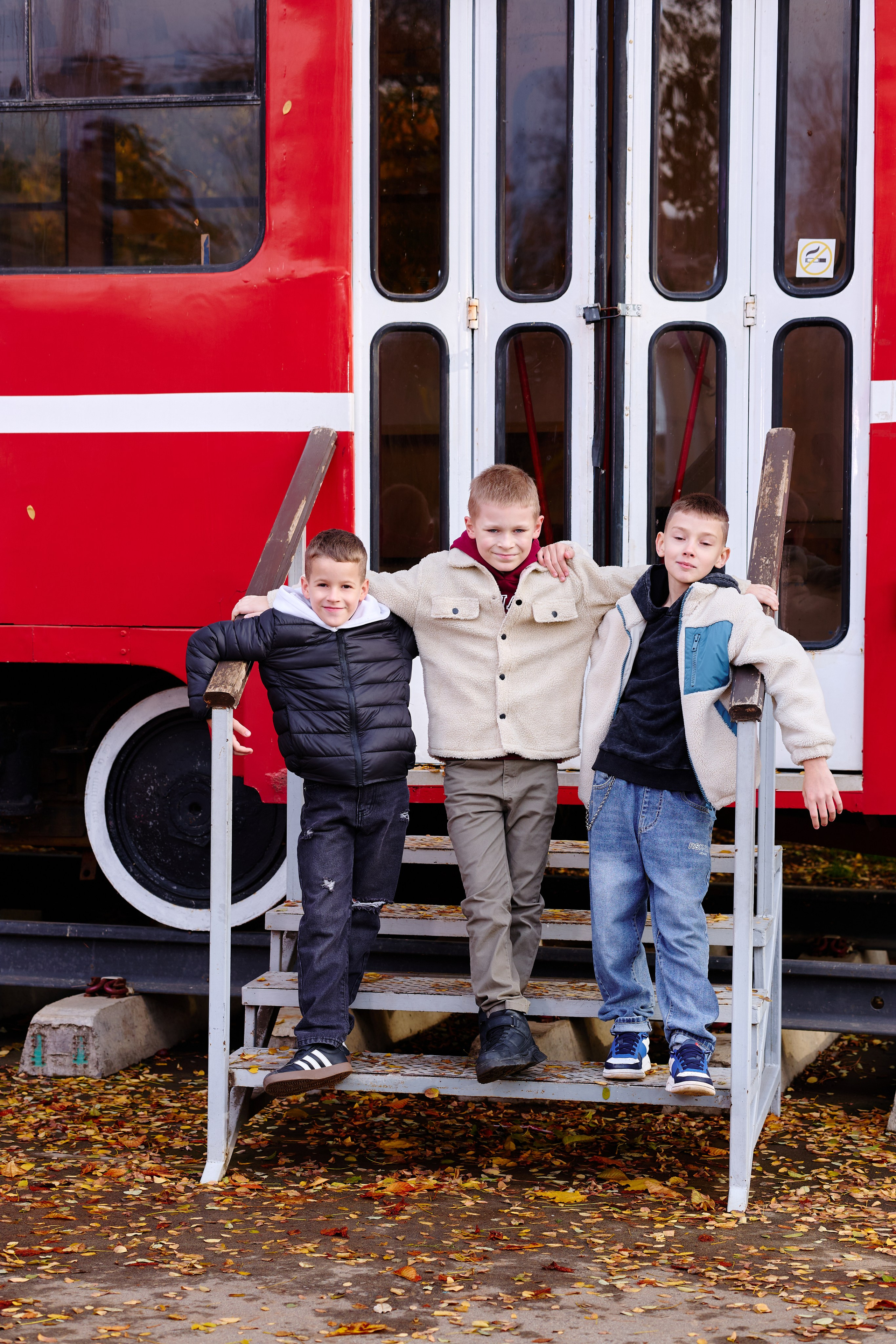 Прогулка в парке классом. Фотограф Выпускные альбомы Таганрог Сергей Коробченко