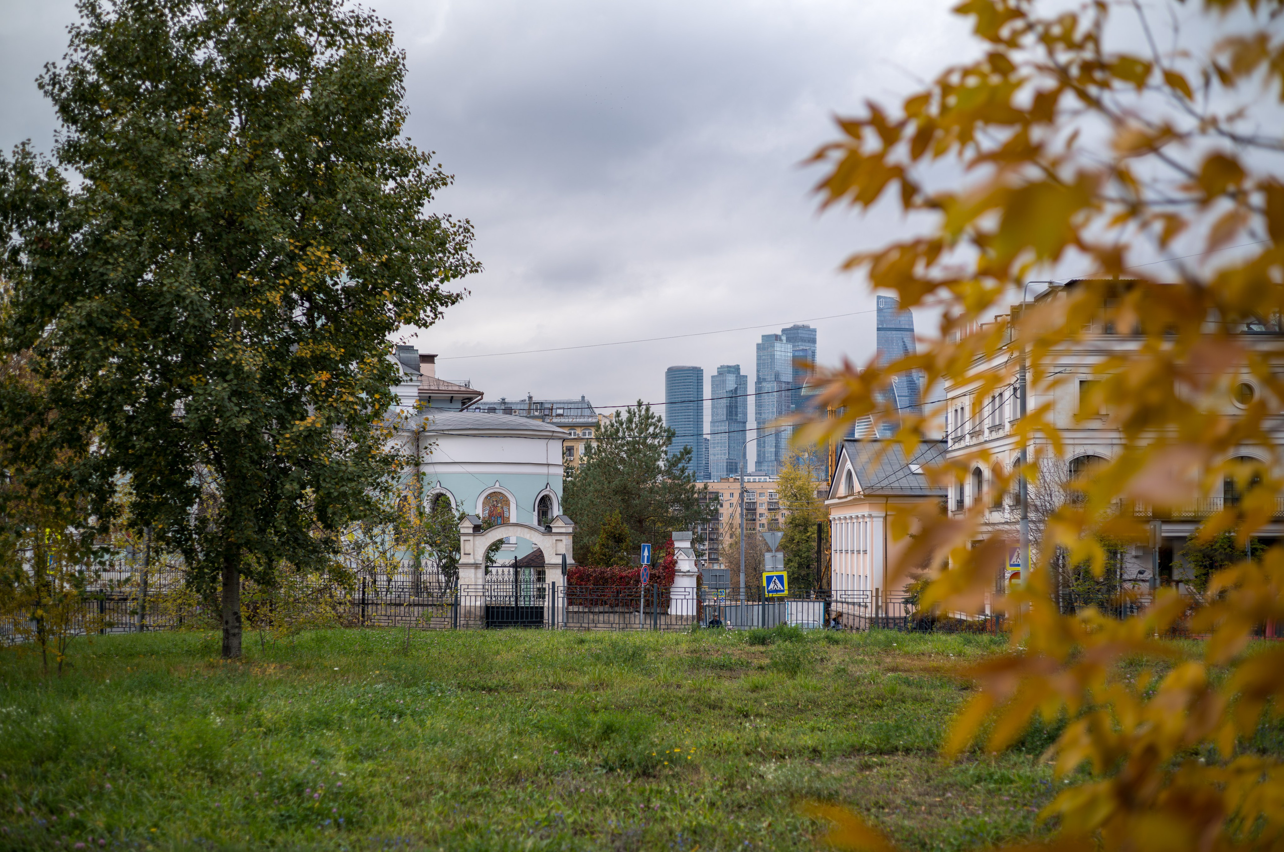 Осенний вид на Москва-Сити с улицы Плющиха