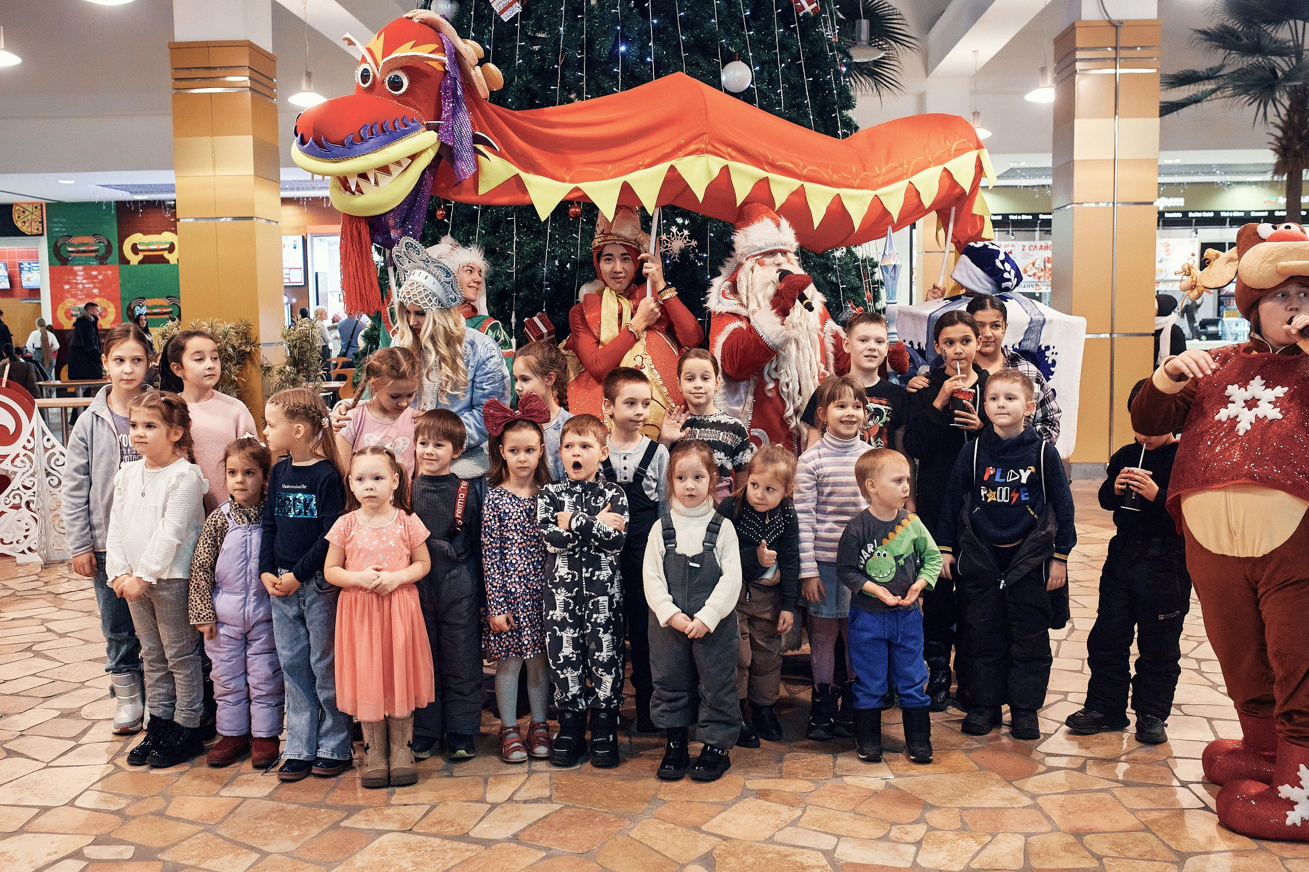 Детский новогодний праздник в ТЦ Июнь. Семейный и репортажной фотограф в Красноярске и Москве Виктор Бабинцев