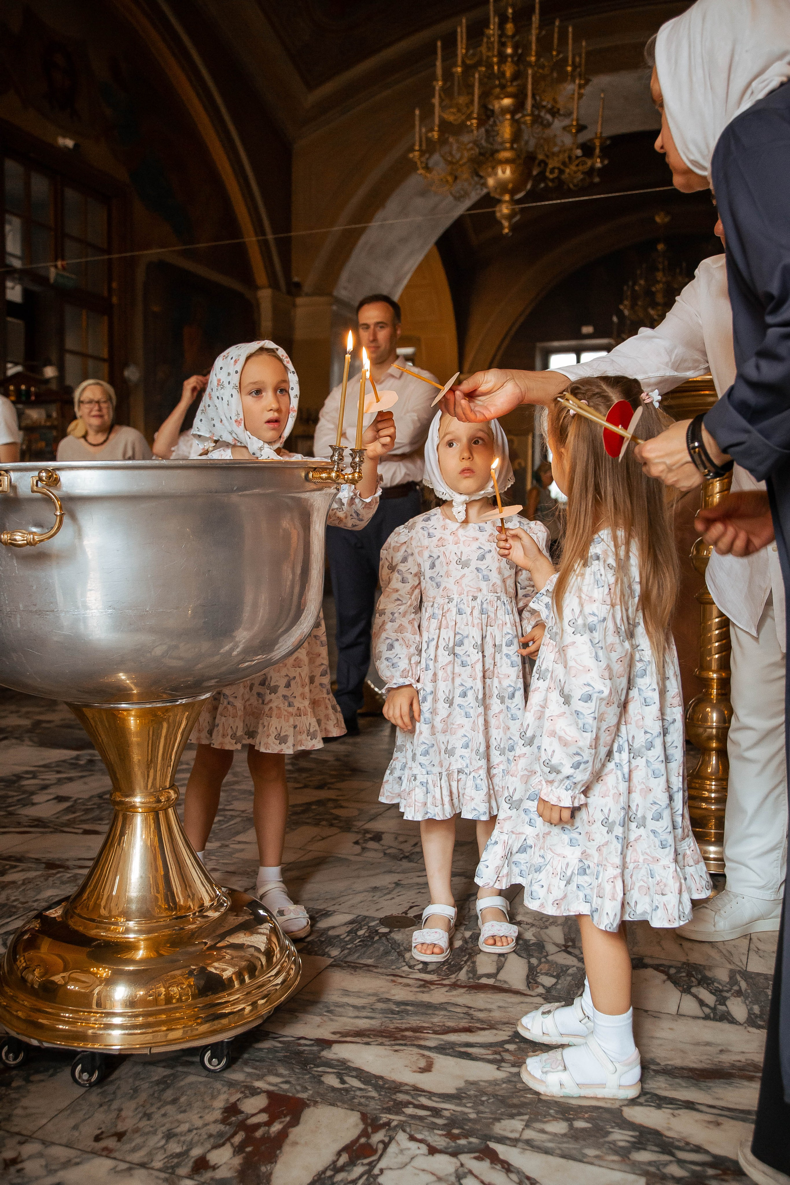 Репортажная съемка крещения — трогательные кадры таинства в Москве. Фотограф Анна Татаурова | Авторская фотосъемка в Москве