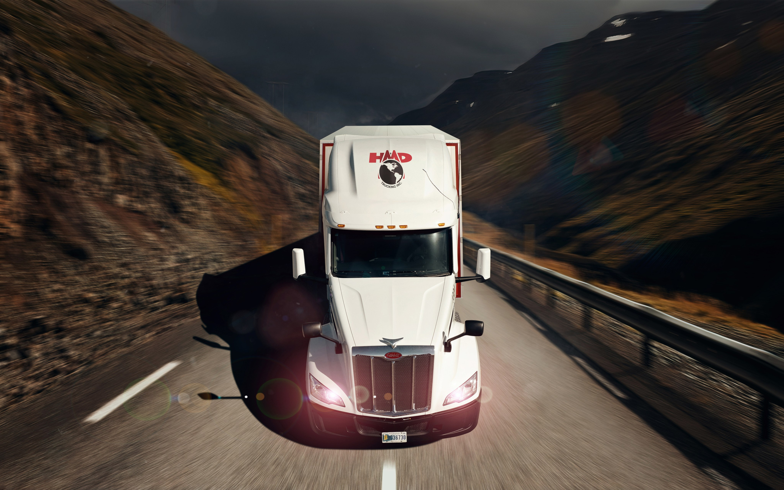 Грузовик едет по горной дороге вид сверху