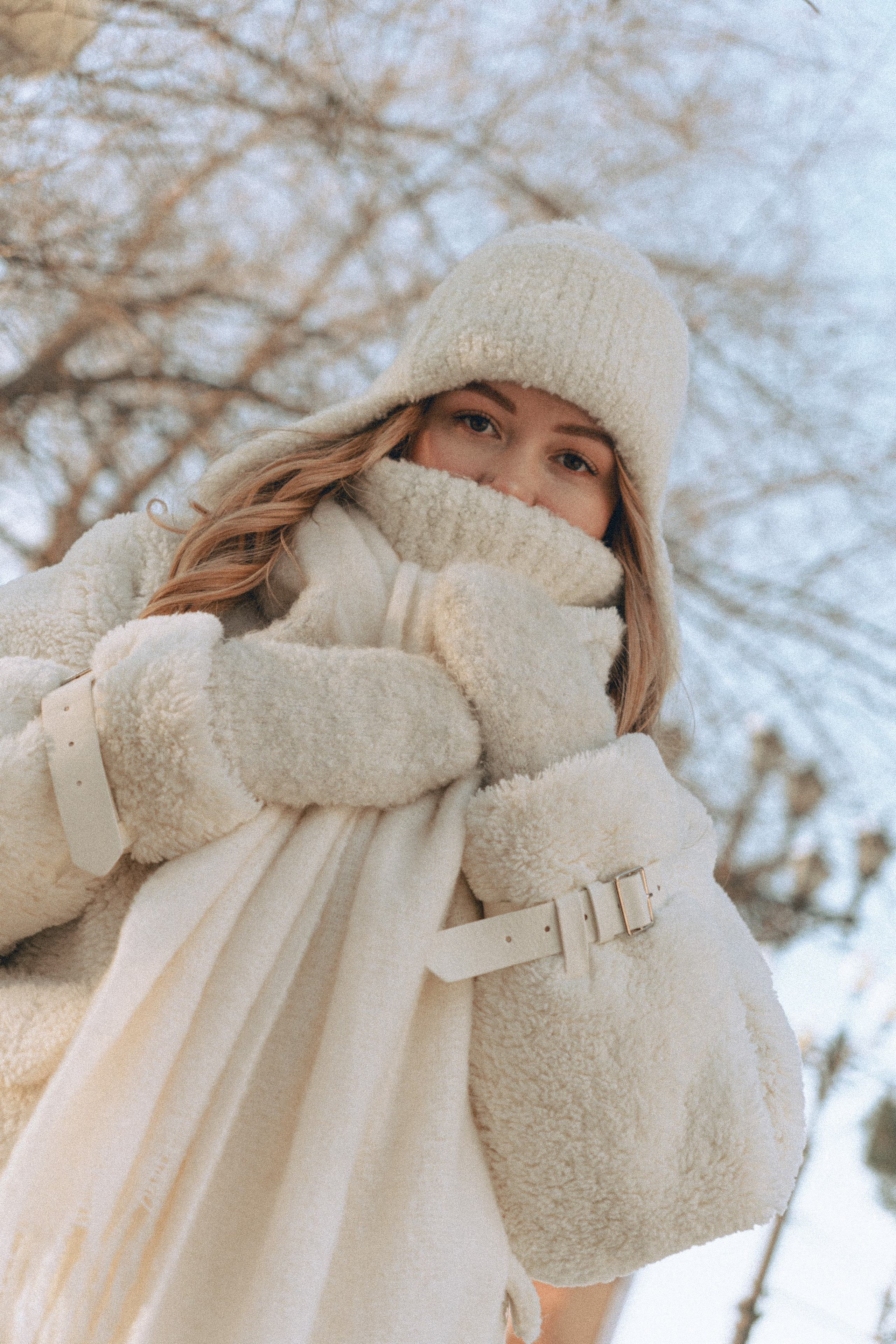 зимний городской женский портрет с мягким светом