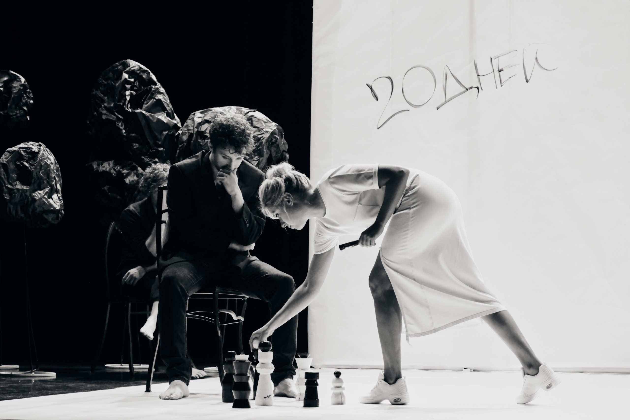 Спектакль «Забыть Герострата» (серия — монохром), Театр «Сначала-Сначала театр». Наталья Алексеенко. Фотохудожник в Москве. Репортаж, портрет, стрит