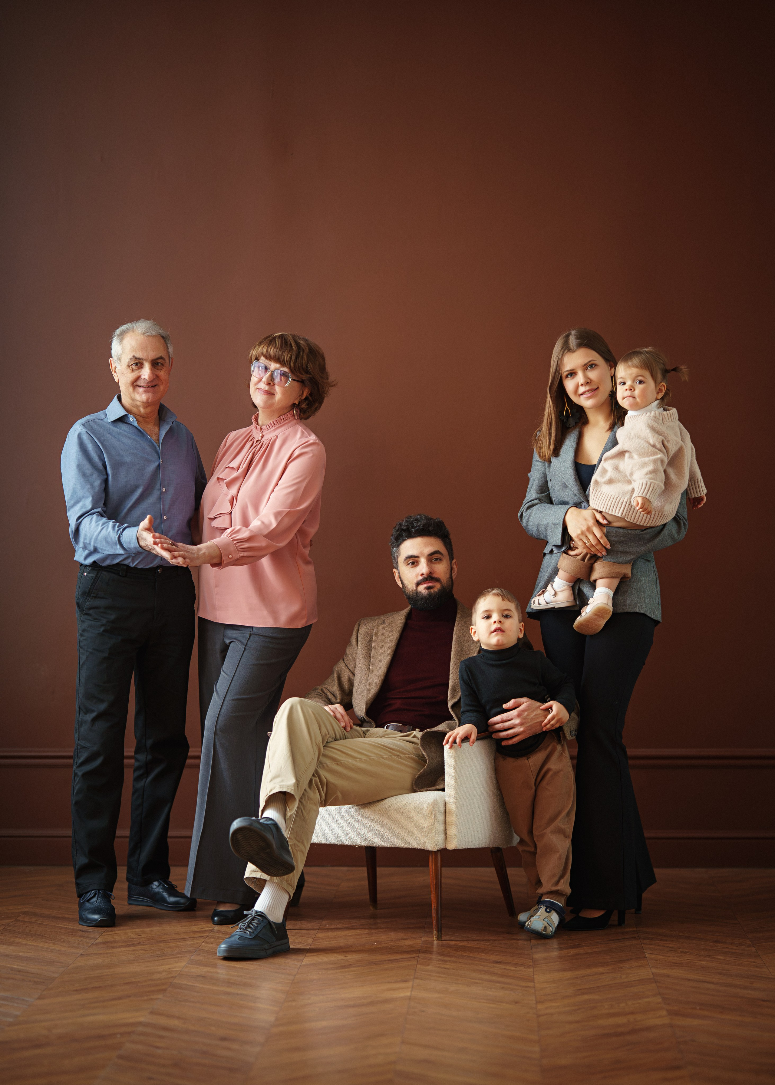 Тёплый семейный кадр — родители с детьми и внуками на съёмке в Краснодаре