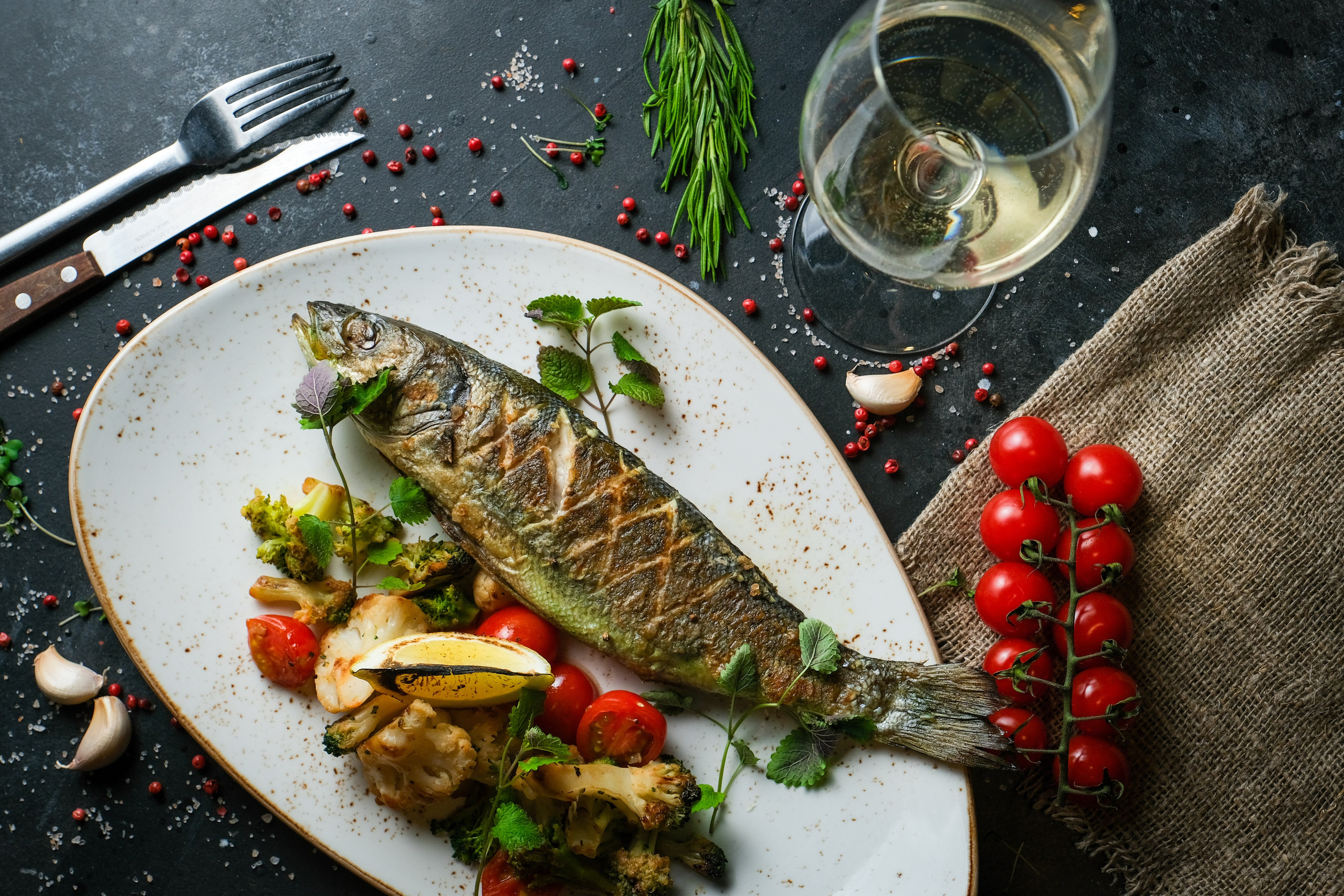 Рыба на тарелке с овощами